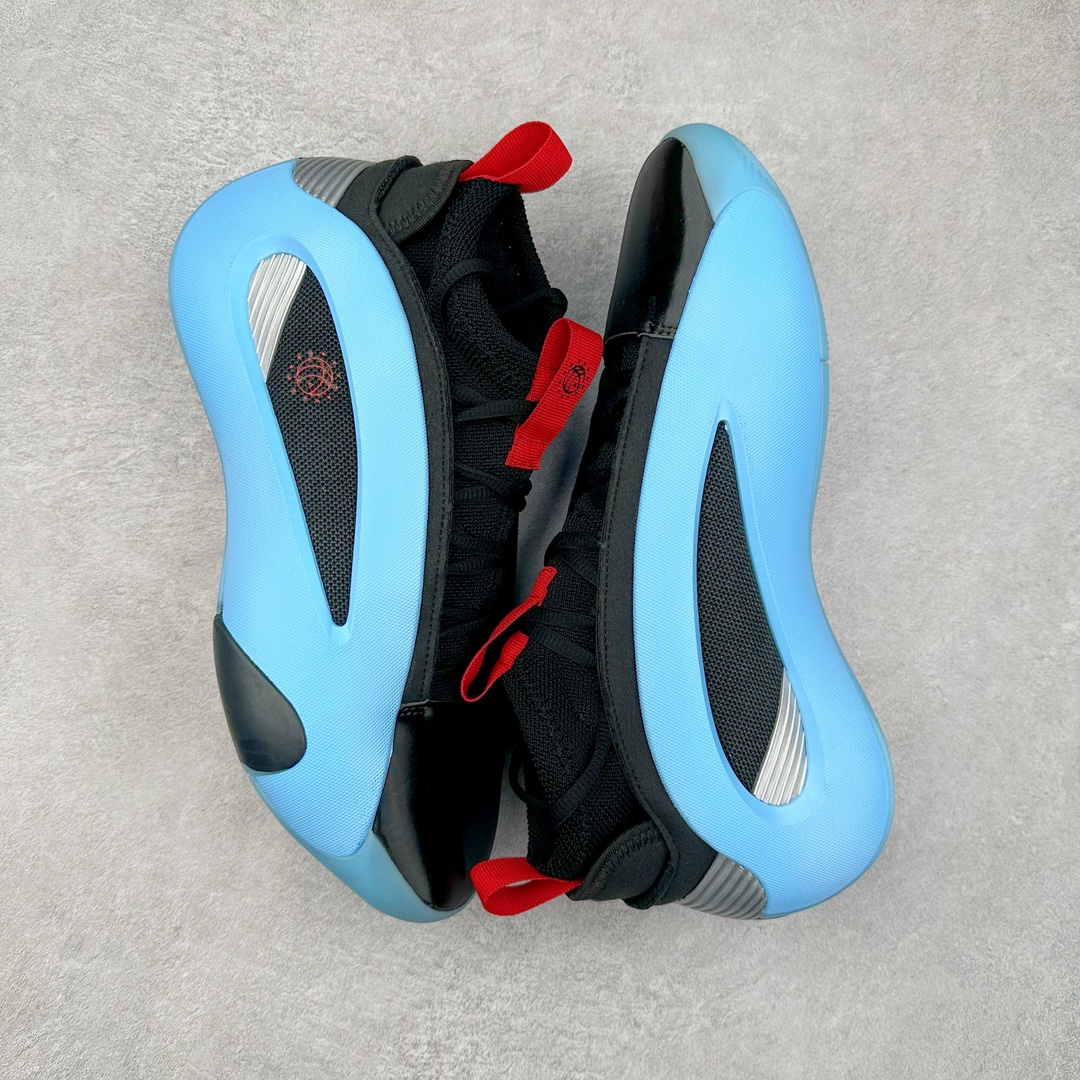 图片[3]-AD Harden Vol. 8 哈登八代签名篮球鞋 IE2688 采用了“袜套式”设计，在十多年前这一设计极为风靡，将帅气和简洁融为一体。现在Harden Vol. 8将袜套鞋领重新拾起，并配合内靴，易穿脱且包裹佳。泪滴形EVA结构骨架提供横向支持和快速移动时的稳定性。全掌JET BOOST科技提供缓震和能量反馈，助你整场保持活力。多向“JH”抓地纹路设计提供优秀抓地力，使球员能够在场上迅速变向、急停或启动，更好地掌控比赛。尺码：40 40.5 41 42 42.5 43 44 44.5 45 46-选品中心