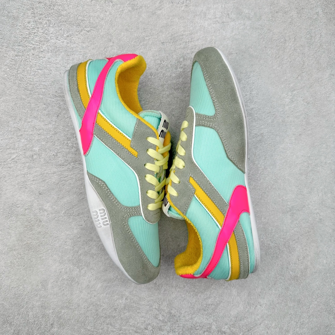 图片[3]-MiuMiu x New Balance 530 SL NB新百伦缪缪联名系列低帮经典复古休闲运动慢跑鞋 近几年运动品牌与各大潮流品牌不断推出联名产品，在球鞋圈拥有极高的热度。此外，奢侈品牌和运动品牌联名也早已非新鲜事，继 Dior 和 Jordan Brand 以及 Prada 和 adidas 合作后。近日，Miu Miu与New Balance的合作基本已经成为定番，每年都会上新，而近期的最新联名也已经正式曝光，预计会在24年春夏面世！相比之前两次使用的574，这次Miu Miu带来了全新风格。采用了全新型号MR530进行设计，继续使用复古的旧化效果和去年就被带火的美拉德配色打造。Miu Miu作为千禧文化的重要推手，这次也是直接挑选了New Balance 2000年代时发布的健身跑鞋MR530。整体做旧效果非常明显，甚至有些二手鞋的感觉，多少是有点瘦巴黎世家影响了……配色方面将会推出米色和棕色两种颜色可供选择，整体覆盖了做旧麂皮，鞋舌和鞋垫和之前一致，有Miu Miu的Logo，同时搭配皮革和棉质双鞋带组成。尺码：35.5 36 37 37.5 38 38.5 39.5 40 40.5 41.5 42 42.5 43.5 44 45-选品中心