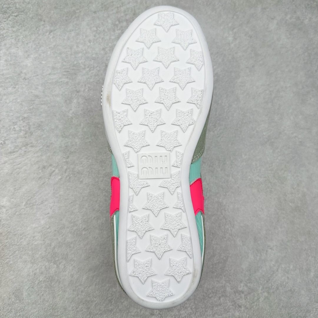 图片[9]-MiuMiu x New Balance 530 SL NB新百伦缪缪联名系列低帮经典复古休闲运动慢跑鞋 近几年运动品牌与各大潮流品牌不断推出联名产品，在球鞋圈拥有极高的热度。此外，奢侈品牌和运动品牌联名也早已非新鲜事，继 Dior 和 Jordan Brand 以及 Prada 和 adidas 合作后。近日，Miu Miu与New Balance的合作基本已经成为定番，每年都会上新，而近期的最新联名也已经正式曝光，预计会在24年春夏面世！相比之前两次使用的574，这次Miu Miu带来了全新风格。采用了全新型号MR530进行设计，继续使用复古的旧化效果和去年就被带火的美拉德配色打造。Miu Miu作为千禧文化的重要推手，这次也是直接挑选了New Balance 2000年代时发布的健身跑鞋MR530。整体做旧效果非常明显，甚至有些二手鞋的感觉，多少是有点瘦巴黎世家影响了……配色方面将会推出米色和棕色两种颜色可供选择，整体覆盖了做旧麂皮，鞋舌和鞋垫和之前一致，有Miu Miu的Logo，同时搭配皮革和棉质双鞋带组成。尺码：35.5 36 37 37.5 38 38.5 39.5 40 40.5 41.5 42 42.5 43.5 44 45-选品中心