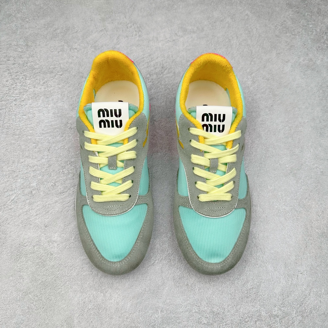 图片[2]-MiuMiu x New Balance 530 SL NB新百伦缪缪联名系列低帮经典复古休闲运动慢跑鞋 近几年运动品牌与各大潮流品牌不断推出联名产品，在球鞋圈拥有极高的热度。此外，奢侈品牌和运动品牌联名也早已非新鲜事，继 Dior 和 Jordan Brand 以及 Prada 和 adidas 合作后。近日，Miu Miu与New Balance的合作基本已经成为定番，每年都会上新，而近期的最新联名也已经正式曝光，预计会在24年春夏面世！相比之前两次使用的574，这次Miu Miu带来了全新风格。采用了全新型号MR530进行设计，继续使用复古的旧化效果和去年就被带火的美拉德配色打造。Miu Miu作为千禧文化的重要推手，这次也是直接挑选了New Balance 2000年代时发布的健身跑鞋MR530。整体做旧效果非常明显，甚至有些二手鞋的感觉，多少是有点瘦巴黎世家影响了……配色方面将会推出米色和棕色两种颜色可供选择，整体覆盖了做旧麂皮，鞋舌和鞋垫和之前一致，有Miu Miu的Logo，同时搭配皮革和棉质双鞋带组成。尺码：35.5 36 37 37.5 38 38.5 39.5 40 40.5 41.5 42 42.5 43.5 44 45-选品中心