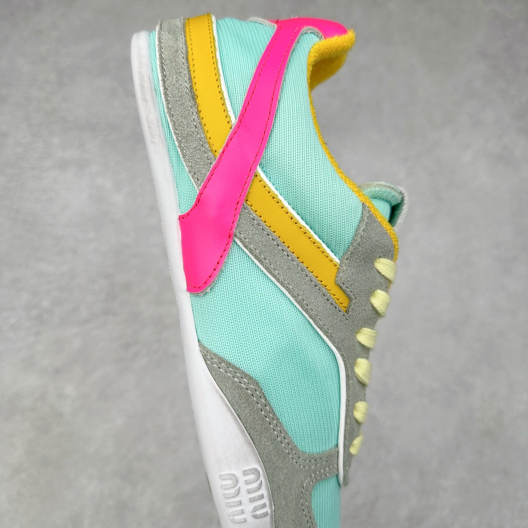 图片[6]-MiuMiu x New Balance 530 SL NB新百伦缪缪联名系列低帮经典复古休闲运动慢跑鞋 近几年运动品牌与各大潮流品牌不断推出联名产品，在球鞋圈拥有极高的热度。此外，奢侈品牌和运动品牌联名也早已非新鲜事，继 Dior 和 Jordan Brand 以及 Prada 和 adidas 合作后。近日，Miu Miu与New Balance的合作基本已经成为定番，每年都会上新，而近期的最新联名也已经正式曝光，预计会在24年春夏面世！相比之前两次使用的574，这次Miu Miu带来了全新风格。采用了全新型号MR530进行设计，继续使用复古的旧化效果和去年就被带火的美拉德配色打造。Miu Miu作为千禧文化的重要推手，这次也是直接挑选了New Balance 2000年代时发布的健身跑鞋MR530。整体做旧效果非常明显，甚至有些二手鞋的感觉，多少是有点瘦巴黎世家影响了……配色方面将会推出米色和棕色两种颜色可供选择，整体覆盖了做旧麂皮，鞋舌和鞋垫和之前一致，有Miu Miu的Logo，同时搭配皮革和棉质双鞋带组成。尺码：35.5 36 37 37.5 38 38.5 39.5 40 40.5 41.5 42 42.5 43.5 44 45-选品中心