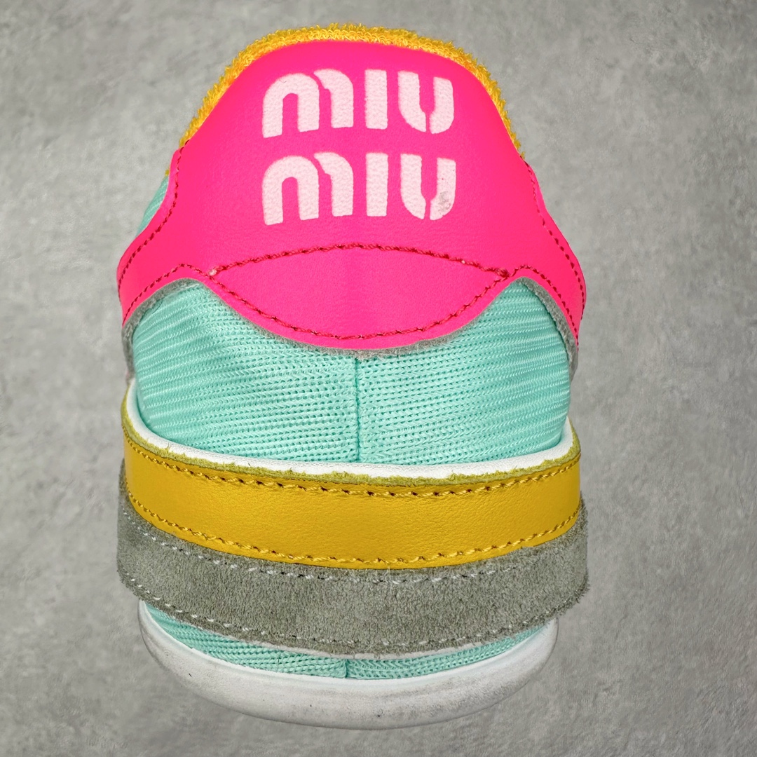 图片[8]-MiuMiu x New Balance 530 SL NB新百伦缪缪联名系列低帮经典复古休闲运动慢跑鞋 近几年运动品牌与各大潮流品牌不断推出联名产品，在球鞋圈拥有极高的热度。此外，奢侈品牌和运动品牌联名也早已非新鲜事，继 Dior 和 Jordan Brand 以及 Prada 和 adidas 合作后。近日，Miu Miu与New Balance的合作基本已经成为定番，每年都会上新，而近期的最新联名也已经正式曝光，预计会在24年春夏面世！相比之前两次使用的574，这次Miu Miu带来了全新风格。采用了全新型号MR530进行设计，继续使用复古的旧化效果和去年就被带火的美拉德配色打造。Miu Miu作为千禧文化的重要推手，这次也是直接挑选了New Balance 2000年代时发布的健身跑鞋MR530。整体做旧效果非常明显，甚至有些二手鞋的感觉，多少是有点瘦巴黎世家影响了……配色方面将会推出米色和棕色两种颜色可供选择，整体覆盖了做旧麂皮，鞋舌和鞋垫和之前一致，有Miu Miu的Logo，同时搭配皮革和棉质双鞋带组成。尺码：35.5 36 37 37.5 38 38.5 39.5 40 40.5 41.5 42 42.5 43.5 44 45-选品中心