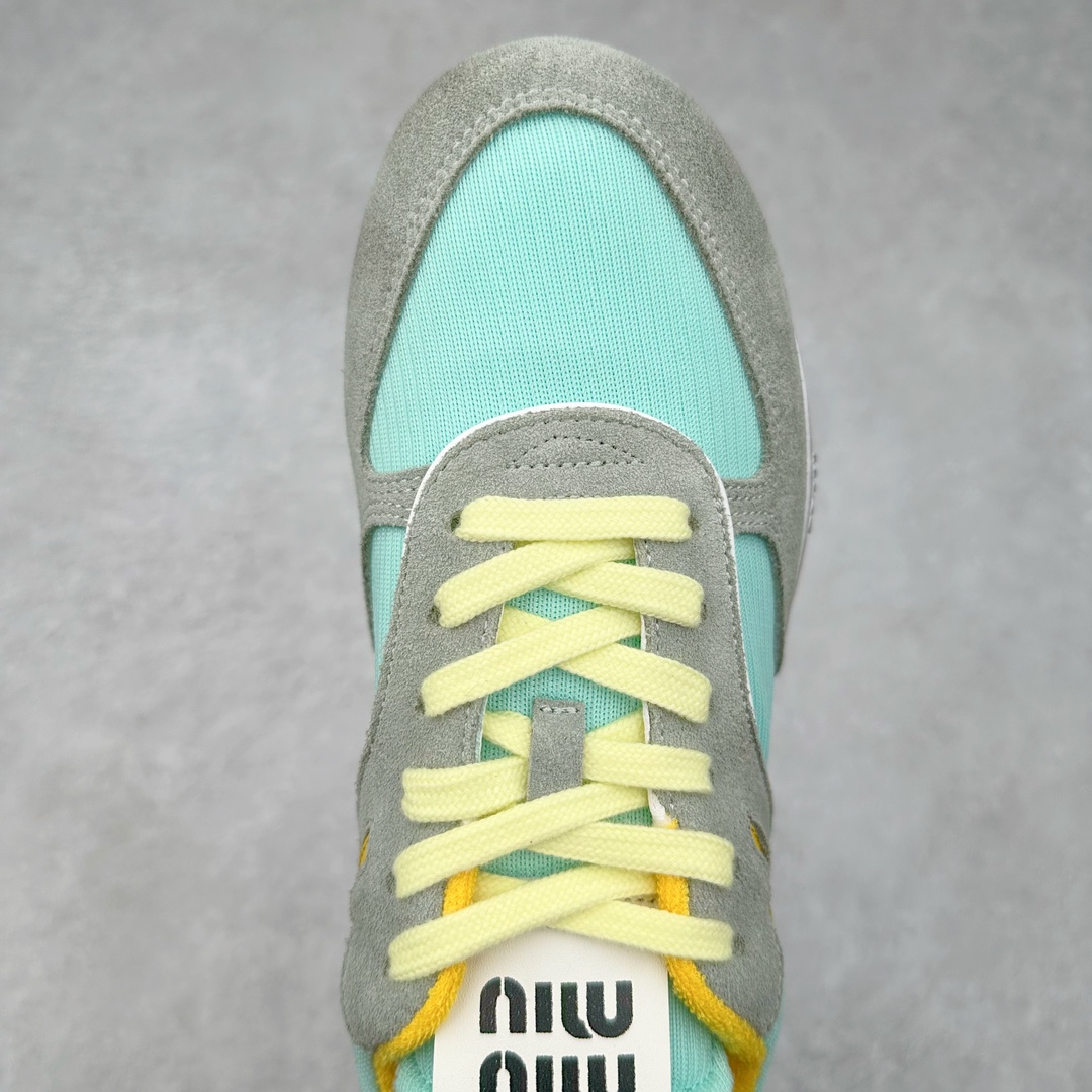 图片[4]-MiuMiu x New Balance 530 SL NB新百伦缪缪联名系列低帮经典复古休闲运动慢跑鞋 近几年运动品牌与各大潮流品牌不断推出联名产品，在球鞋圈拥有极高的热度。此外，奢侈品牌和运动品牌联名也早已非新鲜事，继 Dior 和 Jordan Brand 以及 Prada 和 adidas 合作后。近日，Miu Miu与New Balance的合作基本已经成为定番，每年都会上新，而近期的最新联名也已经正式曝光，预计会在24年春夏面世！相比之前两次使用的574，这次Miu Miu带来了全新风格。采用了全新型号MR530进行设计，继续使用复古的旧化效果和去年就被带火的美拉德配色打造。Miu Miu作为千禧文化的重要推手，这次也是直接挑选了New Balance 2000年代时发布的健身跑鞋MR530。整体做旧效果非常明显，甚至有些二手鞋的感觉，多少是有点瘦巴黎世家影响了……配色方面将会推出米色和棕色两种颜色可供选择，整体覆盖了做旧麂皮，鞋舌和鞋垫和之前一致，有Miu Miu的Logo，同时搭配皮革和棉质双鞋带组成。尺码：35.5 36 37 37.5 38 38.5 39.5 40 40.5 41.5 42 42.5 43.5 44 45-选品中心