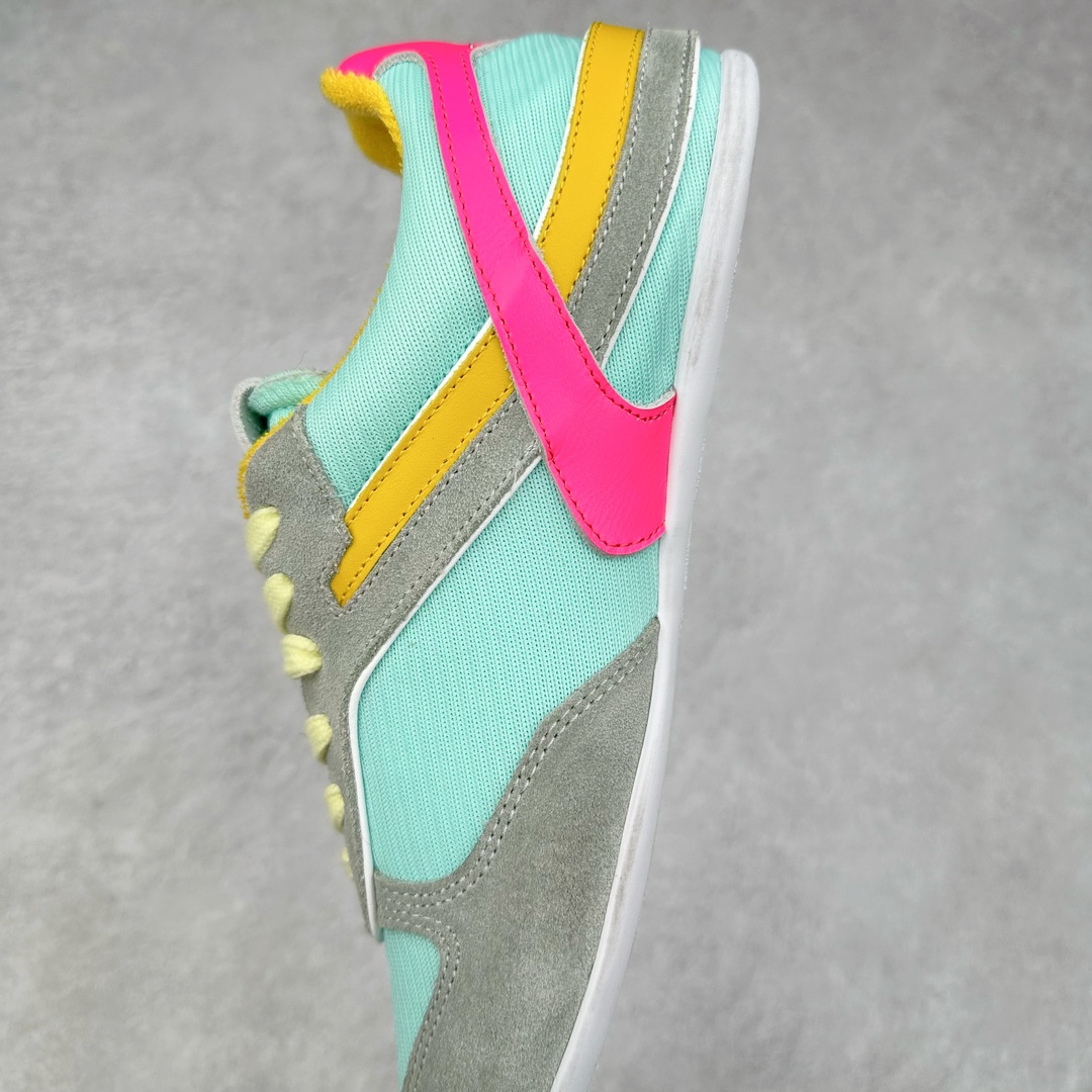 图片[7]-MiuMiu x New Balance 530 SL NB新百伦缪缪联名系列低帮经典复古休闲运动慢跑鞋 近几年运动品牌与各大潮流品牌不断推出联名产品，在球鞋圈拥有极高的热度。此外，奢侈品牌和运动品牌联名也早已非新鲜事，继 Dior 和 Jordan Brand 以及 Prada 和 adidas 合作后。近日，Miu Miu与New Balance的合作基本已经成为定番，每年都会上新，而近期的最新联名也已经正式曝光，预计会在24年春夏面世！相比之前两次使用的574，这次Miu Miu带来了全新风格。采用了全新型号MR530进行设计，继续使用复古的旧化效果和去年就被带火的美拉德配色打造。Miu Miu作为千禧文化的重要推手，这次也是直接挑选了New Balance 2000年代时发布的健身跑鞋MR530。整体做旧效果非常明显，甚至有些二手鞋的感觉，多少是有点瘦巴黎世家影响了……配色方面将会推出米色和棕色两种颜色可供选择，整体覆盖了做旧麂皮，鞋舌和鞋垫和之前一致，有Miu Miu的Logo，同时搭配皮革和棉质双鞋带组成。尺码：35.5 36 37 37.5 38 38.5 39.5 40 40.5 41.5 42 42.5 43.5 44 45-选品中心