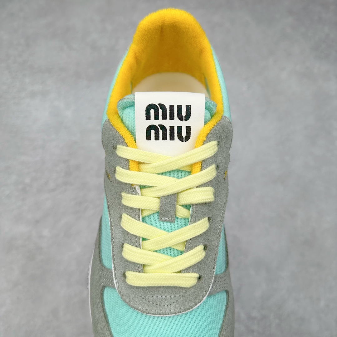 图片[5]-MiuMiu x New Balance 530 SL NB新百伦缪缪联名系列低帮经典复古休闲运动慢跑鞋 近几年运动品牌与各大潮流品牌不断推出联名产品，在球鞋圈拥有极高的热度。此外，奢侈品牌和运动品牌联名也早已非新鲜事，继 Dior 和 Jordan Brand 以及 Prada 和 adidas 合作后。近日，Miu Miu与New Balance的合作基本已经成为定番，每年都会上新，而近期的最新联名也已经正式曝光，预计会在24年春夏面世！相比之前两次使用的574，这次Miu Miu带来了全新风格。采用了全新型号MR530进行设计，继续使用复古的旧化效果和去年就被带火的美拉德配色打造。Miu Miu作为千禧文化的重要推手，这次也是直接挑选了New Balance 2000年代时发布的健身跑鞋MR530。整体做旧效果非常明显，甚至有些二手鞋的感觉，多少是有点瘦巴黎世家影响了……配色方面将会推出米色和棕色两种颜色可供选择，整体覆盖了做旧麂皮，鞋舌和鞋垫和之前一致，有Miu Miu的Logo，同时搭配皮革和棉质双鞋带组成。尺码：35.5 36 37 37.5 38 38.5 39.5 40 40.5 41.5 42 42.5 43.5 44 45-选品中心
