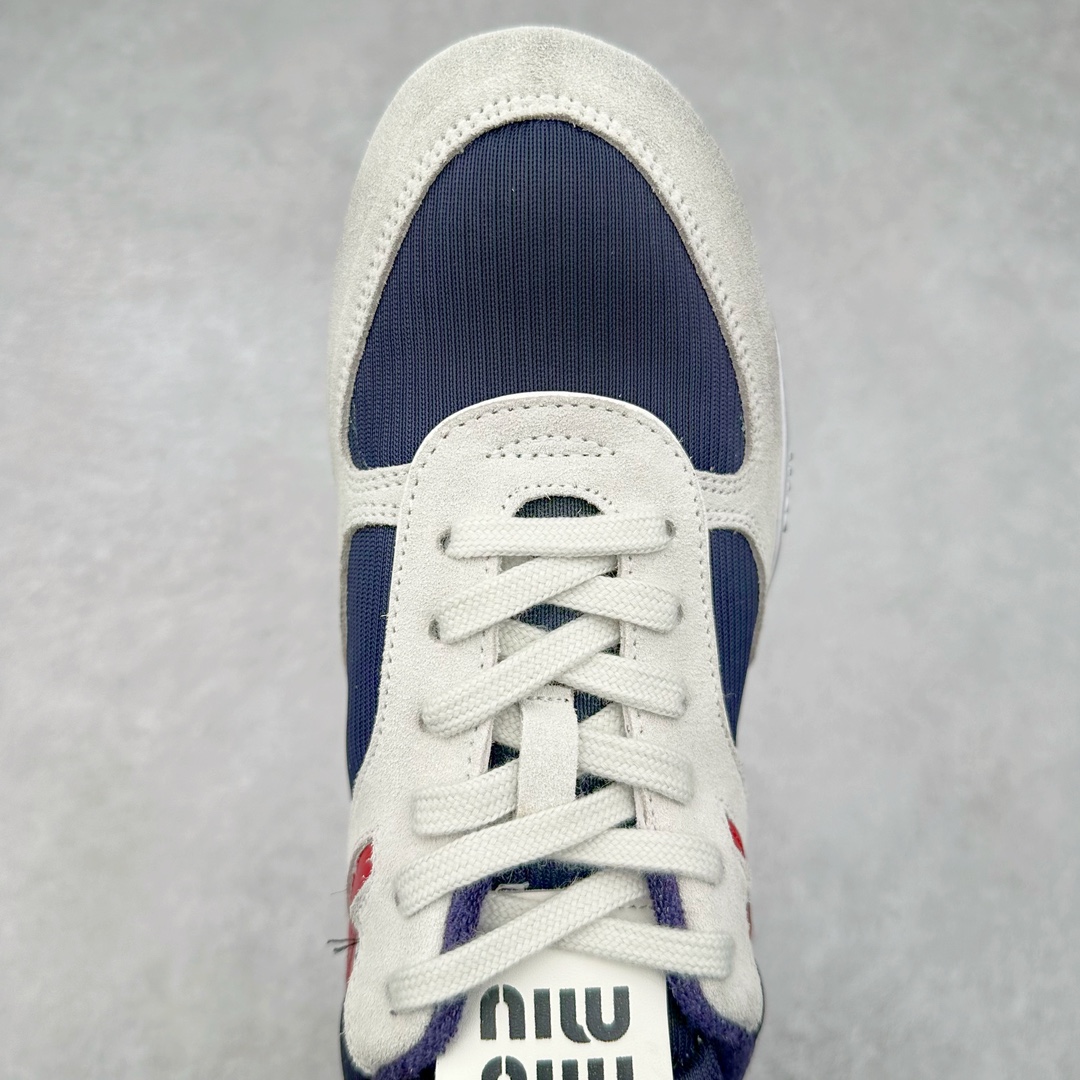 图片[4]-MiuMiu x New Balance 530 SL NB新百伦缪缪联名系列低帮经典复古休闲运动慢跑鞋 近几年运动品牌与各大潮流品牌不断推出联名产品，在球鞋圈拥有极高的热度。此外，奢侈品牌和运动品牌联名也早已非新鲜事，继 Dior 和 Jordan Brand 以及 Prada 和 adidas 合作后。近日，Miu Miu与New Balance的合作基本已经成为定番，每年都会上新，而近期的最新联名也已经正式曝光，预计会在24年春夏面世！相比之前两次使用的574，这次Miu Miu带来了全新风格。采用了全新型号MR530进行设计，继续使用复古的旧化效果和去年就被带火的美拉德配色打造。Miu Miu作为千禧文化的重要推手，这次也是直接挑选了New Balance 2000年代时发布的健身跑鞋MR530。整体做旧效果非常明显，甚至有些二手鞋的感觉，多少是有点瘦巴黎世家影响了……配色方面将会推出米色和棕色两种颜色可供选择，整体覆盖了做旧麂皮，鞋舌和鞋垫和之前一致，有Miu Miu的Logo，同时搭配皮革和棉质双鞋带组成。尺码：35.5 36 37 37.5 38 38.5 39.5 40 40.5 41.5 42 42.5 43.5 44 45-选品中心