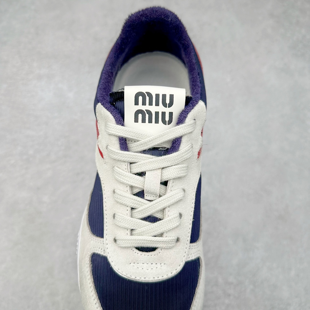图片[5]-MiuMiu x New Balance 530 SL NB新百伦缪缪联名系列低帮经典复古休闲运动慢跑鞋 近几年运动品牌与各大潮流品牌不断推出联名产品，在球鞋圈拥有极高的热度。此外，奢侈品牌和运动品牌联名也早已非新鲜事，继 Dior 和 Jordan Brand 以及 Prada 和 adidas 合作后。近日，Miu Miu与New Balance的合作基本已经成为定番，每年都会上新，而近期的最新联名也已经正式曝光，预计会在24年春夏面世！相比之前两次使用的574，这次Miu Miu带来了全新风格。采用了全新型号MR530进行设计，继续使用复古的旧化效果和去年就被带火的美拉德配色打造。Miu Miu作为千禧文化的重要推手，这次也是直接挑选了New Balance 2000年代时发布的健身跑鞋MR530。整体做旧效果非常明显，甚至有些二手鞋的感觉，多少是有点瘦巴黎世家影响了……配色方面将会推出米色和棕色两种颜色可供选择，整体覆盖了做旧麂皮，鞋舌和鞋垫和之前一致，有Miu Miu的Logo，同时搭配皮革和棉质双鞋带组成。尺码：35.5 36 37 37.5 38 38.5 39.5 40 40.5 41.5 42 42.5 43.5 44 45-选品中心
