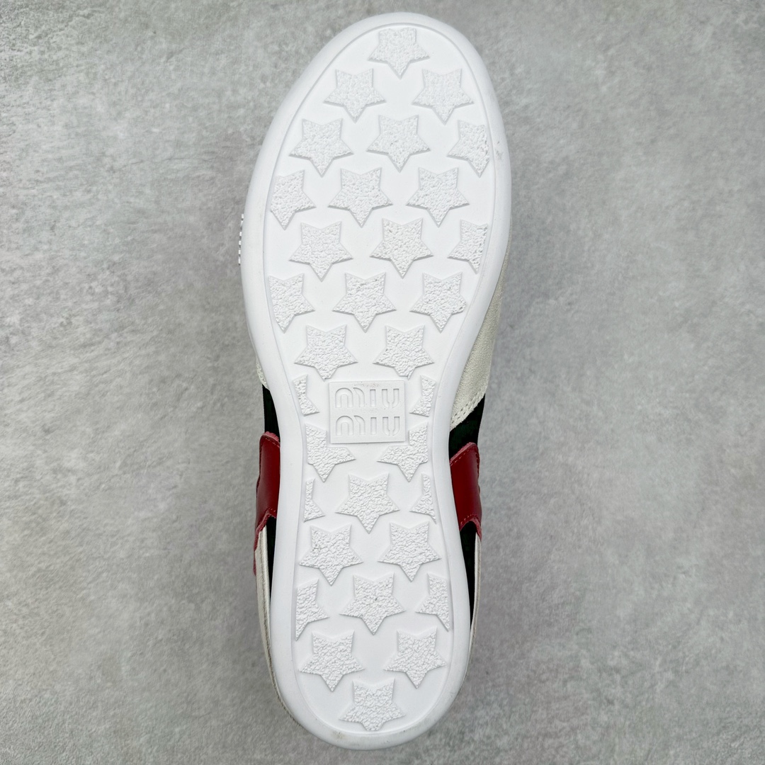 图片[9]-MiuMiu x New Balance 530 SL NB新百伦缪缪联名系列低帮经典复古休闲运动慢跑鞋 近几年运动品牌与各大潮流品牌不断推出联名产品，在球鞋圈拥有极高的热度。此外，奢侈品牌和运动品牌联名也早已非新鲜事，继 Dior 和 Jordan Brand 以及 Prada 和 adidas 合作后。近日，Miu Miu与New Balance的合作基本已经成为定番，每年都会上新，而近期的最新联名也已经正式曝光，预计会在24年春夏面世！相比之前两次使用的574，这次Miu Miu带来了全新风格。采用了全新型号MR530进行设计，继续使用复古的旧化效果和去年就被带火的美拉德配色打造。Miu Miu作为千禧文化的重要推手，这次也是直接挑选了New Balance 2000年代时发布的健身跑鞋MR530。整体做旧效果非常明显，甚至有些二手鞋的感觉，多少是有点瘦巴黎世家影响了……配色方面将会推出米色和棕色两种颜色可供选择，整体覆盖了做旧麂皮，鞋舌和鞋垫和之前一致，有Miu Miu的Logo，同时搭配皮革和棉质双鞋带组成。尺码：35.5 36 37 37.5 38 38.5 39.5 40 40.5 41.5 42 42.5 43.5 44 45-选品中心