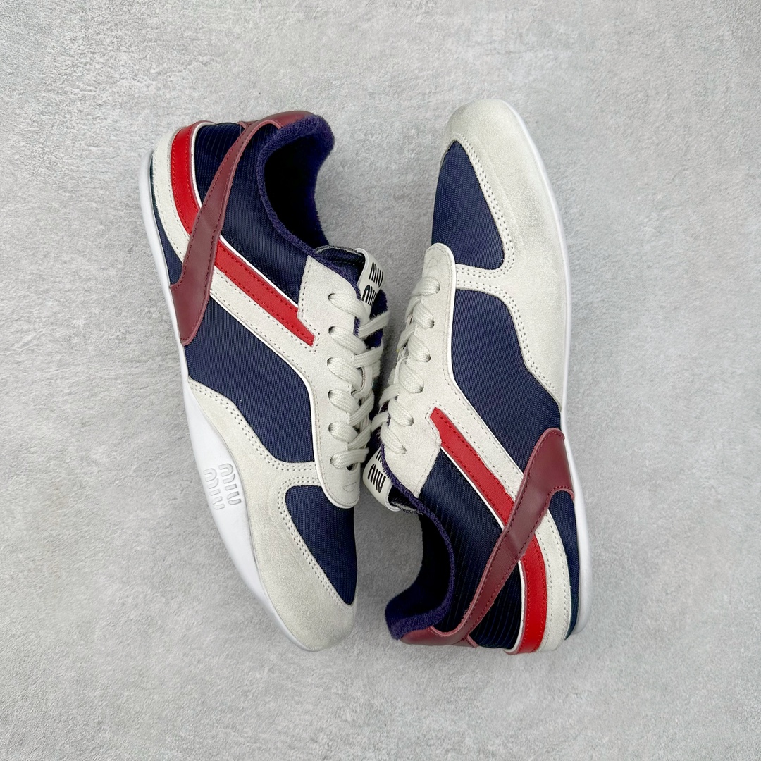 图片[3]-MiuMiu x New Balance 530 SL NB新百伦缪缪联名系列低帮经典复古休闲运动慢跑鞋 近几年运动品牌与各大潮流品牌不断推出联名产品，在球鞋圈拥有极高的热度。此外，奢侈品牌和运动品牌联名也早已非新鲜事，继 Dior 和 Jordan Brand 以及 Prada 和 adidas 合作后。近日，Miu Miu与New Balance的合作基本已经成为定番，每年都会上新，而近期的最新联名也已经正式曝光，预计会在24年春夏面世！相比之前两次使用的574，这次Miu Miu带来了全新风格。采用了全新型号MR530进行设计，继续使用复古的旧化效果和去年就被带火的美拉德配色打造。Miu Miu作为千禧文化的重要推手，这次也是直接挑选了New Balance 2000年代时发布的健身跑鞋MR530。整体做旧效果非常明显，甚至有些二手鞋的感觉，多少是有点瘦巴黎世家影响了……配色方面将会推出米色和棕色两种颜色可供选择，整体覆盖了做旧麂皮，鞋舌和鞋垫和之前一致，有Miu Miu的Logo，同时搭配皮革和棉质双鞋带组成。尺码：35.5 36 37 37.5 38 38.5 39.5 40 40.5 41.5 42 42.5 43.5 44 45-选品中心
