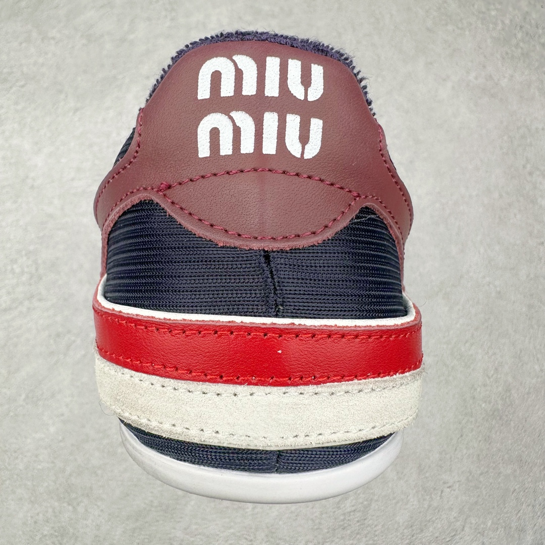图片[8]-MiuMiu x New Balance 530 SL NB新百伦缪缪联名系列低帮经典复古休闲运动慢跑鞋 近几年运动品牌与各大潮流品牌不断推出联名产品，在球鞋圈拥有极高的热度。此外，奢侈品牌和运动品牌联名也早已非新鲜事，继 Dior 和 Jordan Brand 以及 Prada 和 adidas 合作后。近日，Miu Miu与New Balance的合作基本已经成为定番，每年都会上新，而近期的最新联名也已经正式曝光，预计会在24年春夏面世！相比之前两次使用的574，这次Miu Miu带来了全新风格。采用了全新型号MR530进行设计，继续使用复古的旧化效果和去年就被带火的美拉德配色打造。Miu Miu作为千禧文化的重要推手，这次也是直接挑选了New Balance 2000年代时发布的健身跑鞋MR530。整体做旧效果非常明显，甚至有些二手鞋的感觉，多少是有点瘦巴黎世家影响了……配色方面将会推出米色和棕色两种颜色可供选择，整体覆盖了做旧麂皮，鞋舌和鞋垫和之前一致，有Miu Miu的Logo，同时搭配皮革和棉质双鞋带组成。尺码：35.5 36 37 37.5 38 38.5 39.5 40 40.5 41.5 42 42.5 43.5 44 45-选品中心