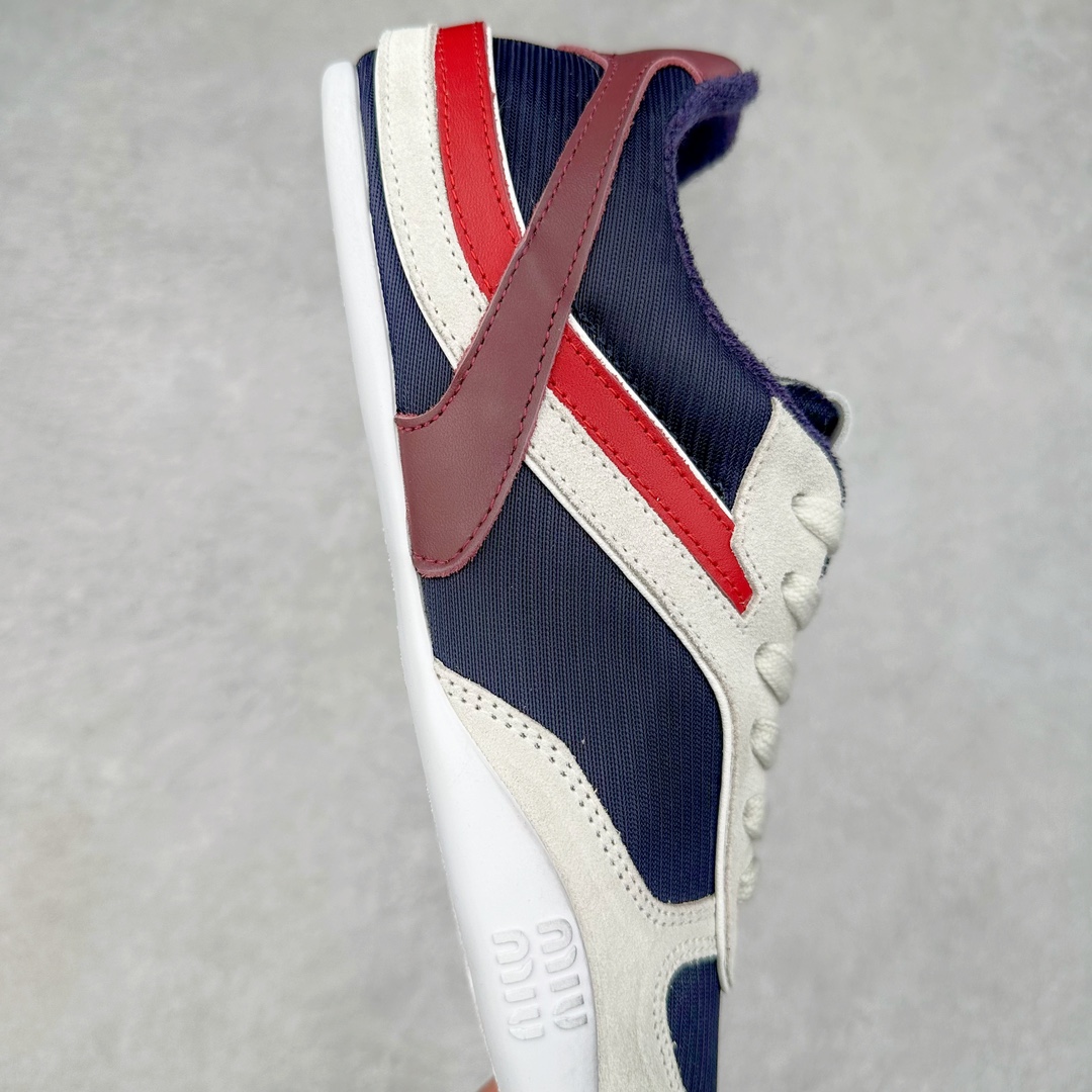 图片[6]-MiuMiu x New Balance 530 SL NB新百伦缪缪联名系列低帮经典复古休闲运动慢跑鞋 近几年运动品牌与各大潮流品牌不断推出联名产品，在球鞋圈拥有极高的热度。此外，奢侈品牌和运动品牌联名也早已非新鲜事，继 Dior 和 Jordan Brand 以及 Prada 和 adidas 合作后。近日，Miu Miu与New Balance的合作基本已经成为定番，每年都会上新，而近期的最新联名也已经正式曝光，预计会在24年春夏面世！相比之前两次使用的574，这次Miu Miu带来了全新风格。采用了全新型号MR530进行设计，继续使用复古的旧化效果和去年就被带火的美拉德配色打造。Miu Miu作为千禧文化的重要推手，这次也是直接挑选了New Balance 2000年代时发布的健身跑鞋MR530。整体做旧效果非常明显，甚至有些二手鞋的感觉，多少是有点瘦巴黎世家影响了……配色方面将会推出米色和棕色两种颜色可供选择，整体覆盖了做旧麂皮，鞋舌和鞋垫和之前一致，有Miu Miu的Logo，同时搭配皮革和棉质双鞋带组成。尺码：35.5 36 37 37.5 38 38.5 39.5 40 40.5 41.5 42 42.5 43.5 44 45-选品中心
