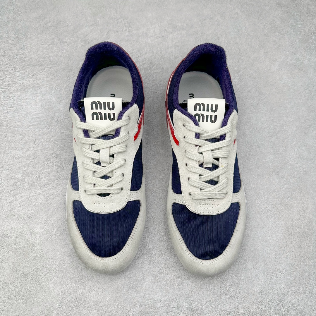 图片[2]-MiuMiu x New Balance 530 SL NB新百伦缪缪联名系列低帮经典复古休闲运动慢跑鞋 近几年运动品牌与各大潮流品牌不断推出联名产品，在球鞋圈拥有极高的热度。此外，奢侈品牌和运动品牌联名也早已非新鲜事，继 Dior 和 Jordan Brand 以及 Prada 和 adidas 合作后。近日，Miu Miu与New Balance的合作基本已经成为定番，每年都会上新，而近期的最新联名也已经正式曝光，预计会在24年春夏面世！相比之前两次使用的574，这次Miu Miu带来了全新风格。采用了全新型号MR530进行设计，继续使用复古的旧化效果和去年就被带火的美拉德配色打造。Miu Miu作为千禧文化的重要推手，这次也是直接挑选了New Balance 2000年代时发布的健身跑鞋MR530。整体做旧效果非常明显，甚至有些二手鞋的感觉，多少是有点瘦巴黎世家影响了……配色方面将会推出米色和棕色两种颜色可供选择，整体覆盖了做旧麂皮，鞋舌和鞋垫和之前一致，有Miu Miu的Logo，同时搭配皮革和棉质双鞋带组成。尺码：35.5 36 37 37.5 38 38.5 39.5 40 40.5 41.5 42 42.5 43.5 44 45-选品中心