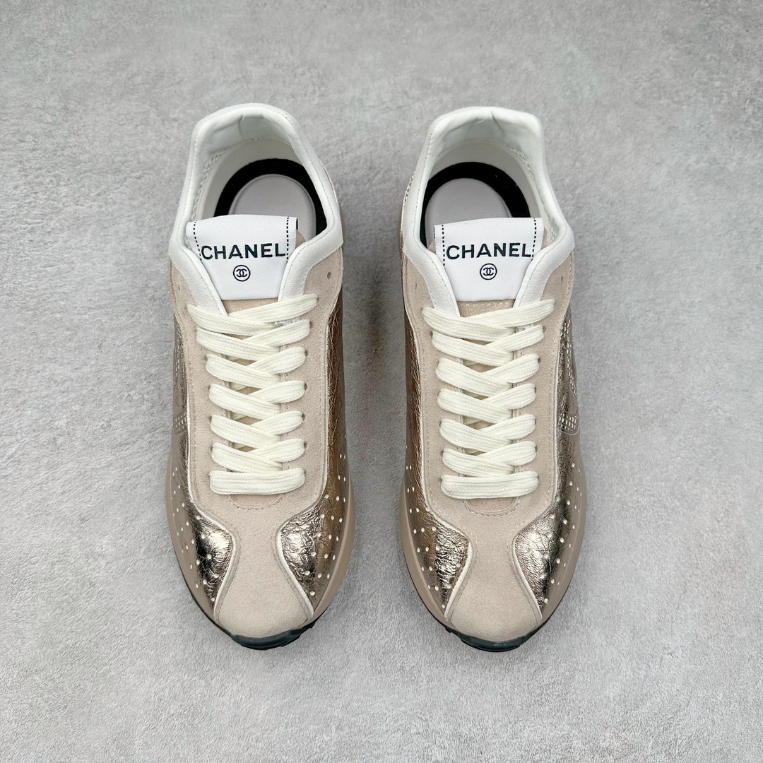 图片[2]-CHANEL 2025C新款早春度假款 采用最新礼盒包装 花纹礼盒包装👏 海外购入原版1-1复刻 【采用进口牛皮➕牛筋TPUD大底增高4CM】 一双舒适的鞋子能给自己减少脚下的劳累 新款Very 百搭 不管是日常穿搭 姐妹聚会 职场通勤 户外运动及各种场合都是可以轻松驾驭 显腿直、修饰脚型、舒服舒适不磨脚、透气性很好、夏天也可以穿、穿上气质拉满上班族也能轻松拥有 尺码：35 36 37 38 39 40-选品中心