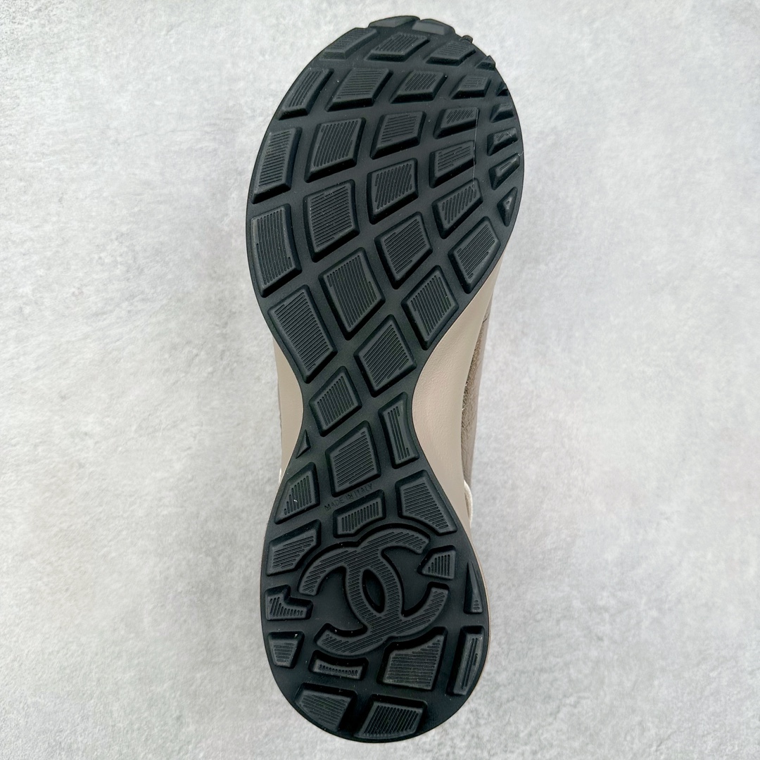 图片[9]-CHANEL 2025C新款早春度假款 采用最新礼盒包装 花纹礼盒包装👏 海外购入原版1-1复刻 【采用进口牛皮➕牛筋TPUD大底增高4CM】 一双舒适的鞋子能给自己减少脚下的劳累 新款Very 百搭 不管是日常穿搭 姐妹聚会 职场通勤 户外运动及各种场合都是可以轻松驾驭 显腿直、修饰脚型、舒服舒适不磨脚、透气性很好、夏天也可以穿、穿上气质拉满上班族也能轻松拥有 尺码：35 36 37 38 39 40-选品中心