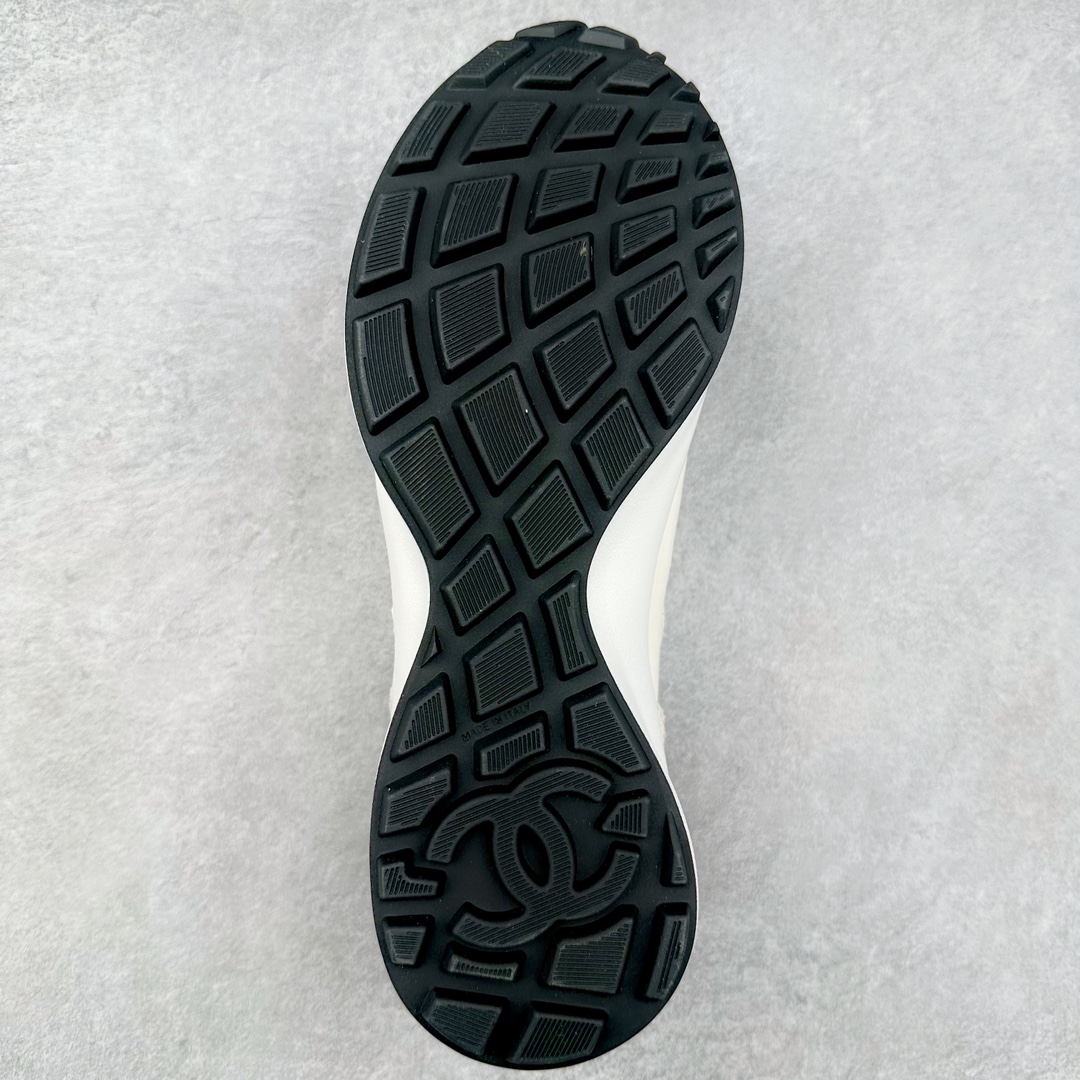 图片[9]-CHANEL 2025C新款早春度假款 采用最新礼盒包装 花纹礼盒包装👏 海外购入原版1-1复刻 【采用进口牛皮➕牛筋TPUD大底增高4CM】 一双舒适的鞋子能给自己减少脚下的劳累 新款Very 百搭 不管是日常穿搭 姐妹聚会 职场通勤 户外运动及各种场合都是可以轻松驾驭 显腿直、修饰脚型、舒服舒适不磨脚、透气性很好、夏天也可以穿、穿上气质拉满上班族也能轻松拥有 尺码：35 36 37 38 39 40-选品中心