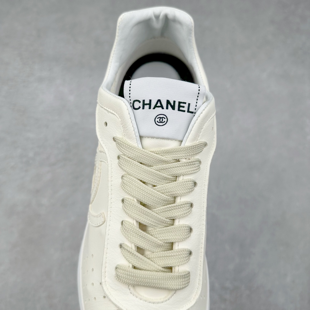 图片[5]-CHANEL 2025C新款早春度假款 采用最新礼盒包装 花纹礼盒包装👏 海外购入原版1-1复刻 【采用进口牛皮➕牛筋TPUD大底增高4CM】 一双舒适的鞋子能给自己减少脚下的劳累 新款Very 百搭 不管是日常穿搭 姐妹聚会 职场通勤 户外运动及各种场合都是可以轻松驾驭 显腿直、修饰脚型、舒服舒适不磨脚、透气性很好、夏天也可以穿、穿上气质拉满上班族也能轻松拥有 尺码：35 36 37 38 39 40-选品中心