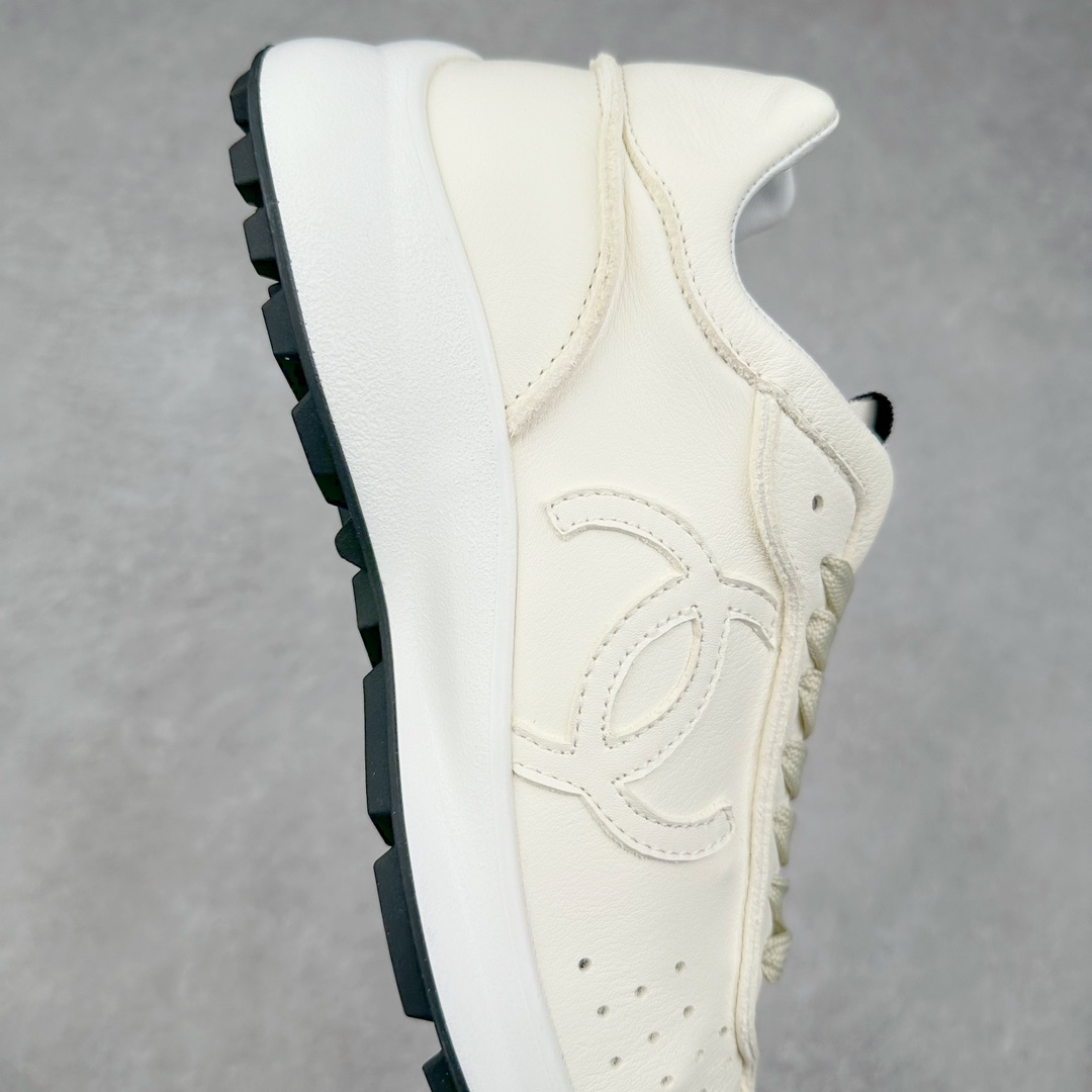 图片[6]-CHANEL 2025C新款早春度假款 采用最新礼盒包装 花纹礼盒包装👏 海外购入原版1-1复刻 【采用进口牛皮➕牛筋TPUD大底增高4CM】 一双舒适的鞋子能给自己减少脚下的劳累 新款Very 百搭 不管是日常穿搭 姐妹聚会 职场通勤 户外运动及各种场合都是可以轻松驾驭 显腿直、修饰脚型、舒服舒适不磨脚、透气性很好、夏天也可以穿、穿上气质拉满上班族也能轻松拥有 尺码：35 36 37 38 39 40-选品中心