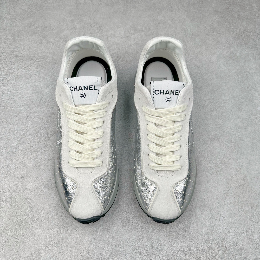 图片[2]-CHANEL 2025C新款早春度假款 采用最新礼盒包装 花纹礼盒包装👏 海外购入原版1-1复刻 【采用进口牛皮➕牛筋TPUD大底增高4CM】 一双舒适的鞋子能给自己减少脚下的劳累 新款Very 百搭 不管是日常穿搭 姐妹聚会 职场通勤 户外运动及各种场合都是可以轻松驾驭 显腿直、修饰脚型、舒服舒适不磨脚、透气性很好、夏天也可以穿、穿上气质拉满上班族也能轻松拥有 尺码：35 36 37 38 39 40-选品中心