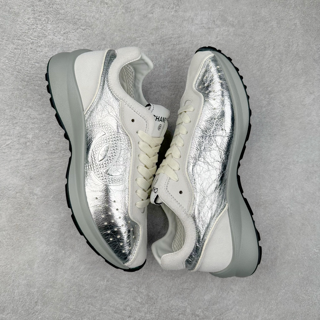 图片[3]-CHANEL 2025C新款早春度假款 采用最新礼盒包装 花纹礼盒包装👏 海外购入原版1-1复刻 【采用进口牛皮➕牛筋TPUD大底增高4CM】 一双舒适的鞋子能给自己减少脚下的劳累 新款Very 百搭 不管是日常穿搭 姐妹聚会 职场通勤 户外运动及各种场合都是可以轻松驾驭 显腿直、修饰脚型、舒服舒适不磨脚、透气性很好、夏天也可以穿、穿上气质拉满上班族也能轻松拥有 尺码：35 36 37 38 39 40-选品中心