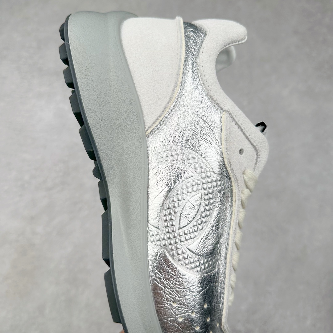 图片[6]-CHANEL 2025C新款早春度假款 采用最新礼盒包装 花纹礼盒包装👏 海外购入原版1-1复刻 【采用进口牛皮➕牛筋TPUD大底增高4CM】 一双舒适的鞋子能给自己减少脚下的劳累 新款Very 百搭 不管是日常穿搭 姐妹聚会 职场通勤 户外运动及各种场合都是可以轻松驾驭 显腿直、修饰脚型、舒服舒适不磨脚、透气性很好、夏天也可以穿、穿上气质拉满上班族也能轻松拥有 尺码：35 36 37 38 39 40-选品中心