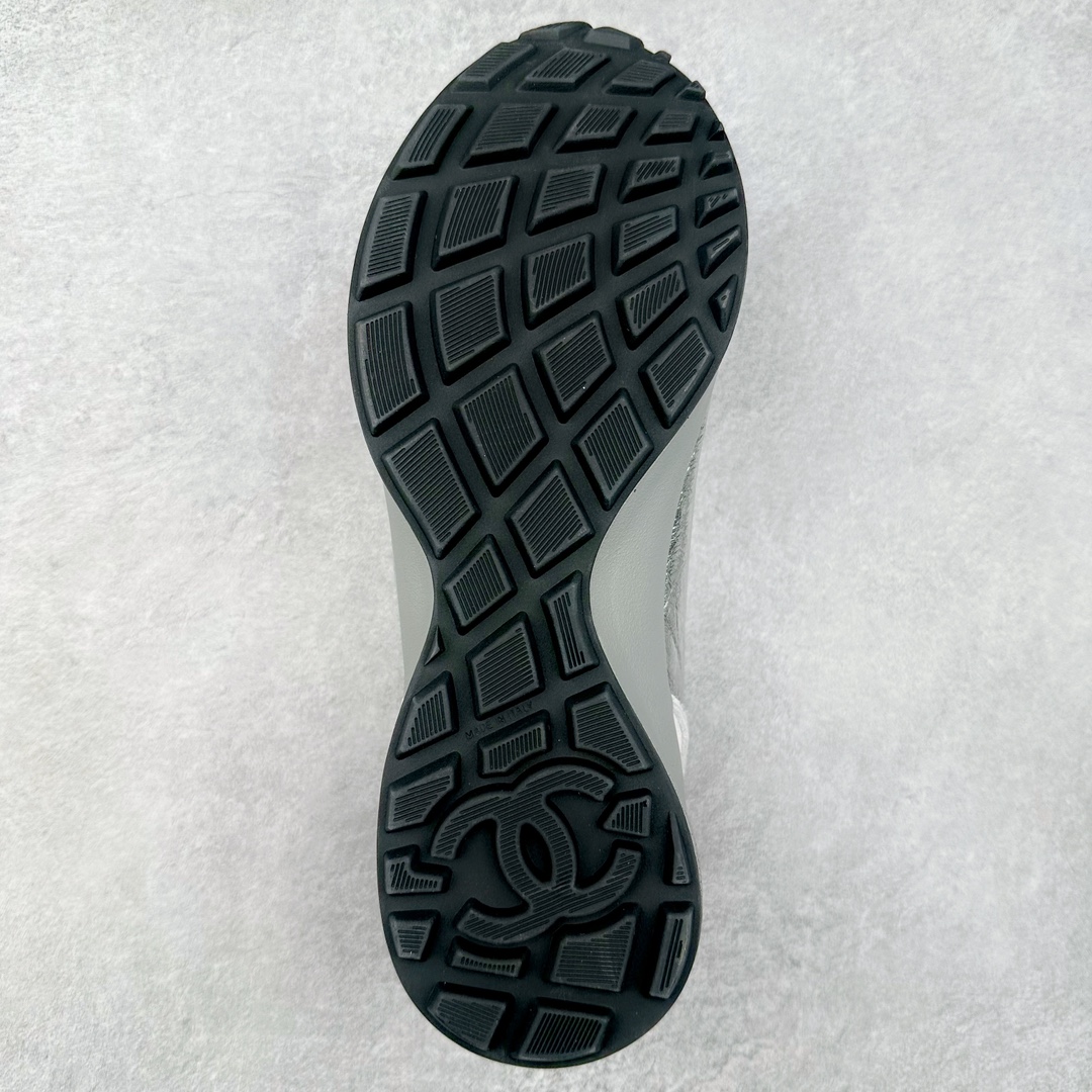 图片[9]-CHANEL 2025C新款早春度假款 采用最新礼盒包装 花纹礼盒包装👏 海外购入原版1-1复刻 【采用进口牛皮➕牛筋TPUD大底增高4CM】 一双舒适的鞋子能给自己减少脚下的劳累 新款Very 百搭 不管是日常穿搭 姐妹聚会 职场通勤 户外运动及各种场合都是可以轻松驾驭 显腿直、修饰脚型、舒服舒适不磨脚、透气性很好、夏天也可以穿、穿上气质拉满上班族也能轻松拥有 尺码：35 36 37 38 39 40-选品中心