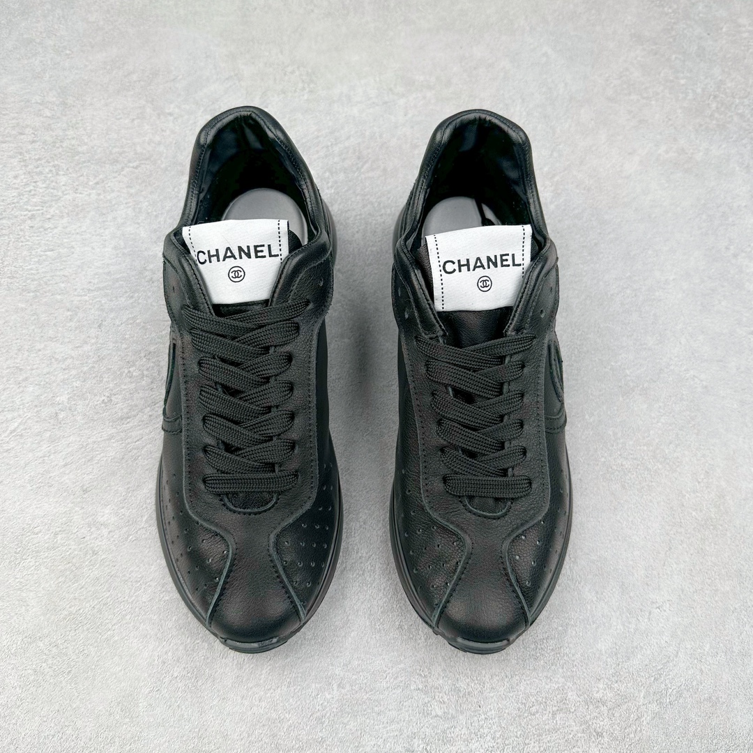 图片[2]-CHANEL 2025C新款早春度假款 采用最新礼盒包装 花纹礼盒包装👏 海外购入原版1-1复刻 【采用进口牛皮➕牛筋TPUD大底增高4CM】 一双舒适的鞋子能给自己减少脚下的劳累 新款Very 百搭 不管是日常穿搭 姐妹聚会 职场通勤 户外运动及各种场合都是可以轻松驾驭 显腿直、修饰脚型、舒服舒适不磨脚、透气性很好、夏天也可以穿、穿上气质拉满上班族也能轻松拥有 尺码：35 36 37 38 39 40-选品中心