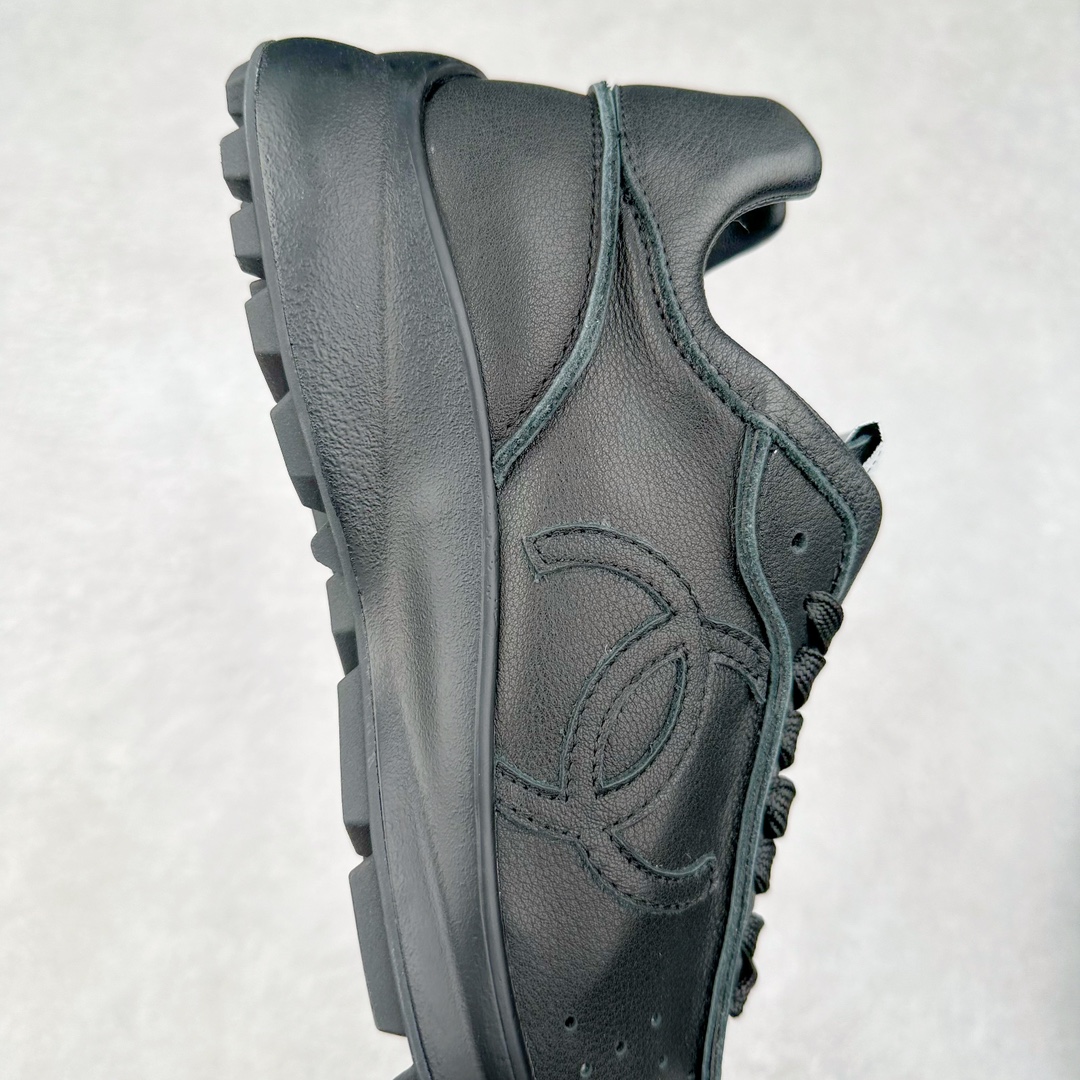 图片[6]-CHANEL 2025C新款早春度假款 采用最新礼盒包装 花纹礼盒包装👏 海外购入原版1-1复刻 【采用进口牛皮➕牛筋TPUD大底增高4CM】 一双舒适的鞋子能给自己减少脚下的劳累 新款Very 百搭 不管是日常穿搭 姐妹聚会 职场通勤 户外运动及各种场合都是可以轻松驾驭 显腿直、修饰脚型、舒服舒适不磨脚、透气性很好、夏天也可以穿、穿上气质拉满上班族也能轻松拥有 尺码：35 36 37 38 39 40-选品中心