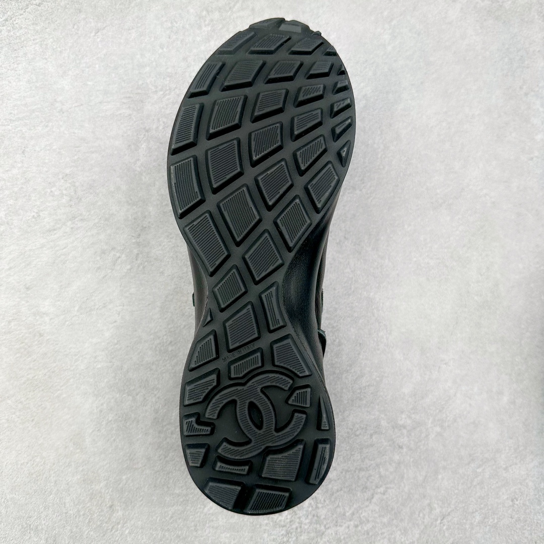 图片[9]-CHANEL 2025C新款早春度假款 采用最新礼盒包装 花纹礼盒包装👏 海外购入原版1-1复刻 【采用进口牛皮➕牛筋TPUD大底增高4CM】 一双舒适的鞋子能给自己减少脚下的劳累 新款Very 百搭 不管是日常穿搭 姐妹聚会 职场通勤 户外运动及各种场合都是可以轻松驾驭 显腿直、修饰脚型、舒服舒适不磨脚、透气性很好、夏天也可以穿、穿上气质拉满上班族也能轻松拥有 尺码：35 36 37 38 39 40-选品中心