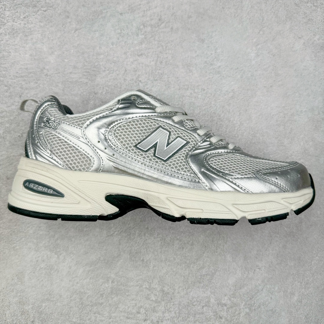 New Balance NB530 新百伦复古透气跑步鞋 抛弃过往以皮革为主的人气轮廓 以极具复古风范的跑鞋外观呈现 设计上全鞋以简约清爽的纯白色作基底 鞋身覆盖大面积织物网眼材质 并于鞋头、鞋带孔眼片等细节处点缀对比鲜明的反光银镀层凸显 鞋舌、侧身等位置则辅以一贯的「N」字标志和品牌徽标彰显身份 最后通过搭载的 ABZORB 缓震中底完善整体造型 尺码：36 37 37.5 38 38.5 39 40 40.5 41 42 42.5 43 44 45-选品中心