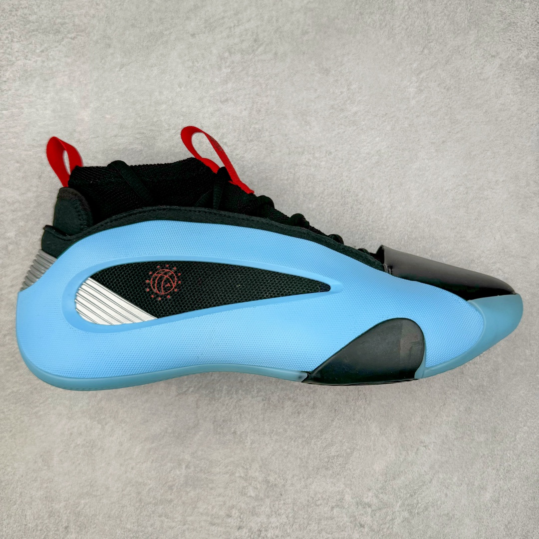 AD Harden Vol. 8 哈登八代签名篮球鞋 IE2688 采用了“袜套式”设计，在十多年前这一设计极为风靡，将帅气和简洁融为一体。现在Harden Vol. 8将袜套鞋领重新拾起，并配合内靴，易穿脱且包裹佳。泪滴形EVA结构骨架提供横向支持和快速移动时的稳定性。全掌JET BOOST科技提供缓震和能量反馈，助你整场保持活力。多向“JH”抓地纹路设计提供优秀抓地力，使球员能够在场上迅速变向、急停或启动，更好地掌控比赛。尺码：40 40.5 41 42 42.5 43 44 44.5 45 46-选品中心