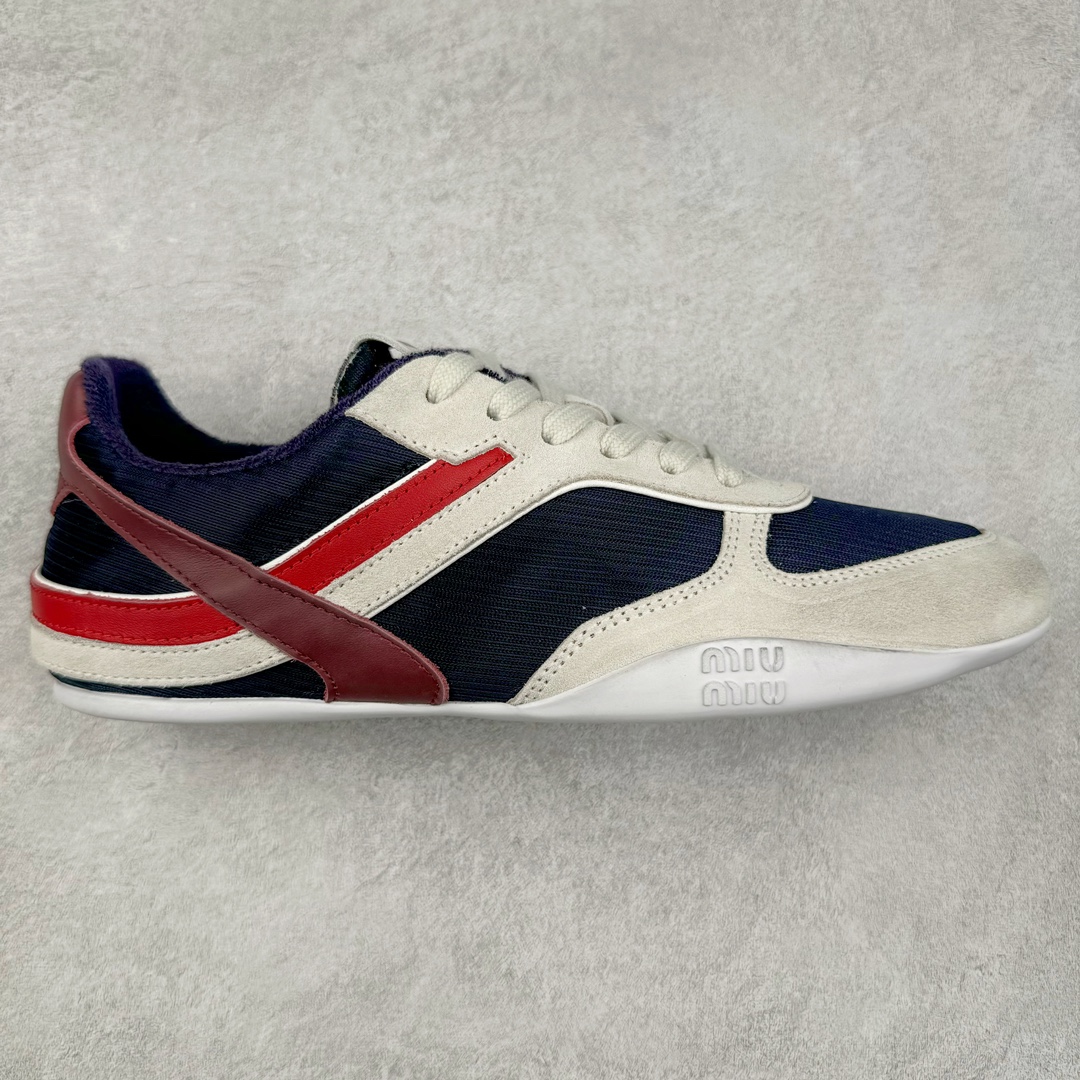 MiuMiu x New Balance 530 SL NB新百伦缪缪联名系列低帮经典复古休闲运动慢跑鞋 近几年运动品牌与各大潮流品牌不断推出联名产品，在球鞋圈拥有极高的热度。此外，奢侈品牌和运动品牌联名也早已非新鲜事，继 Dior 和 Jordan Brand 以及 Prada 和 adidas 合作后。近日，Miu Miu与New Balance的合作基本已经成为定番，每年都会上新，而近期的最新联名也已经正式曝光，预计会在24年春夏面世！相比之前两次使用的574，这次Miu Miu带来了全新风格。采用了全新型号MR530进行设计，继续使用复古的旧化效果和去年就被带火的美拉德配色打造。Miu Miu作为千禧文化的重要推手，这次也是直接挑选了New Balance 2000年代时发布的健身跑鞋MR530。整体做旧效果非常明显，甚至有些二手鞋的感觉，多少是有点瘦巴黎世家影响了……配色方面将会推出米色和棕色两种颜色可供选择，整体覆盖了做旧麂皮，鞋舌和鞋垫和之前一致，有Miu Miu的Logo，同时搭配皮革和棉质双鞋带组成。尺码：35.5 36 37 37.5 38 38.5 39.5 40 40.5 41.5 42 42.5 43.5 44 45-选品中心