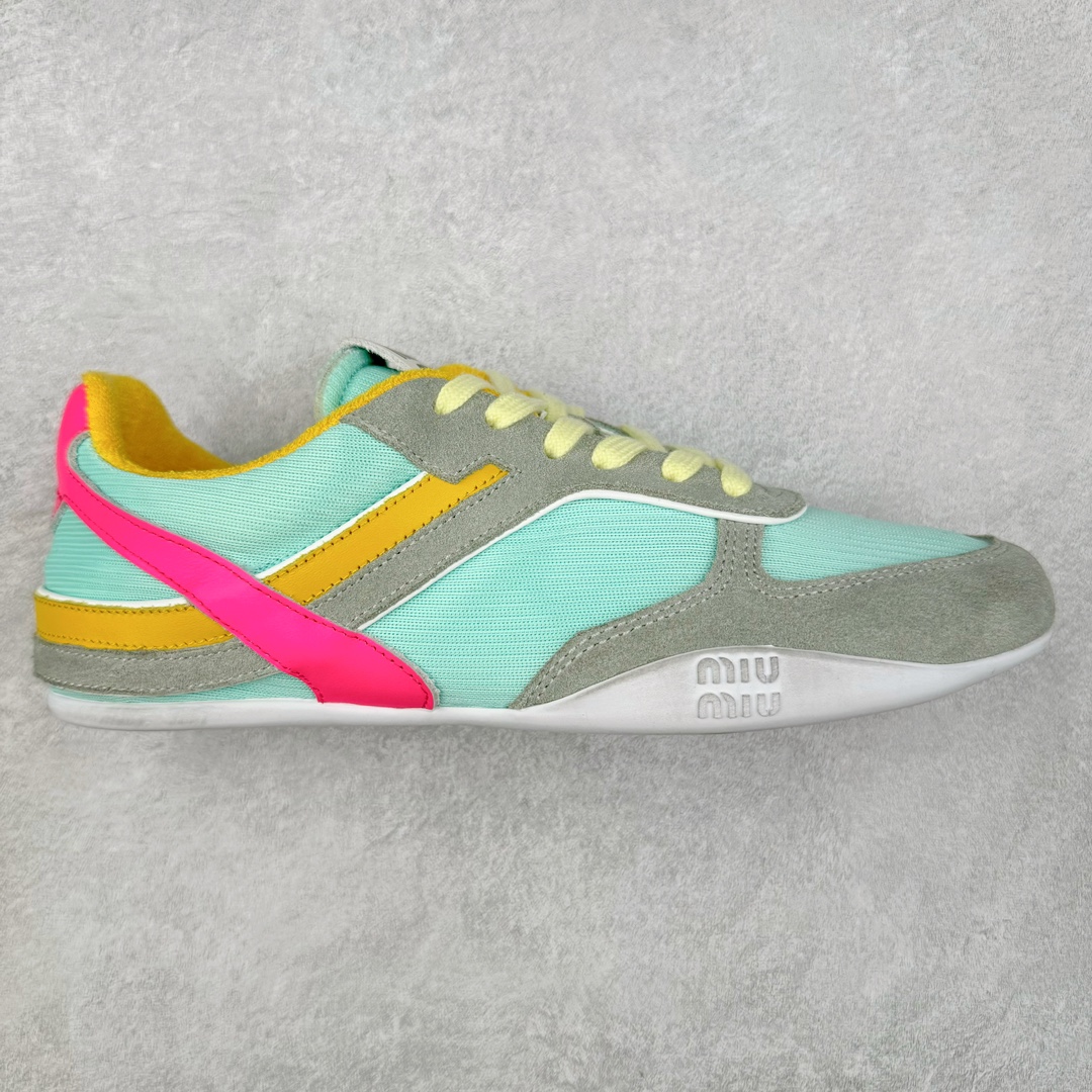 MiuMiu x New Balance 530 SL NB新百伦缪缪联名系列低帮经典复古休闲运动慢跑鞋 近几年运动品牌与各大潮流品牌不断推出联名产品，在球鞋圈拥有极高的热度。此外，奢侈品牌和运动品牌联名也早已非新鲜事，继 Dior 和 Jordan Brand 以及 Prada 和 adidas 合作后。近日，Miu Miu与New Balance的合作基本已经成为定番，每年都会上新，而近期的最新联名也已经正式曝光，预计会在24年春夏面世！相比之前两次使用的574，这次Miu Miu带来了全新风格。采用了全新型号MR530进行设计，继续使用复古的旧化效果和去年就被带火的美拉德配色打造。Miu Miu作为千禧文化的重要推手，这次也是直接挑选了New Balance 2000年代时发布的健身跑鞋MR530。整体做旧效果非常明显，甚至有些二手鞋的感觉，多少是有点瘦巴黎世家影响了……配色方面将会推出米色和棕色两种颜色可供选择，整体覆盖了做旧麂皮，鞋舌和鞋垫和之前一致，有Miu Miu的Logo，同时搭配皮革和棉质双鞋带组成。尺码：35.5 36 37 37.5 38 38.5 39.5 40 40.5 41.5 42 42.5 43.5 44 45-选品中心