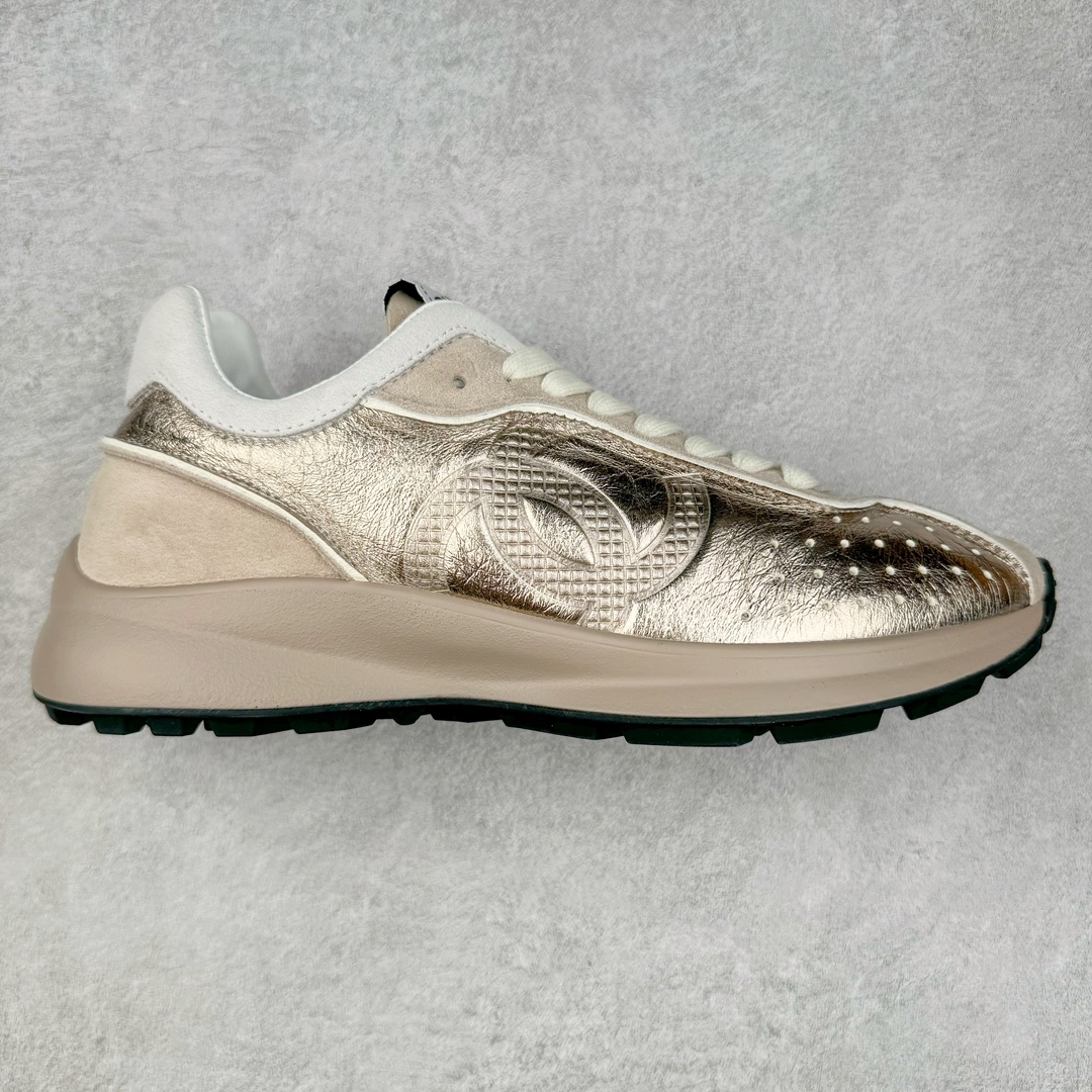 CHANEL 2025C新款早春度假款 采用最新礼盒包装 花纹礼盒包装👏 海外购入原版1-1复刻 【采用进口牛皮➕牛筋TPUD大底增高4CM】 一双舒适的鞋子能给自己减少脚下的劳累 新款Very 百搭 不管是日常穿搭 姐妹聚会 职场通勤 户外运动及各种场合都是可以轻松驾驭 显腿直、修饰脚型、舒服舒适不磨脚、透气性很好、夏天也可以穿、穿上气质拉满上班族也能轻松拥有 尺码：35 36 37 38 39 40-选品中心