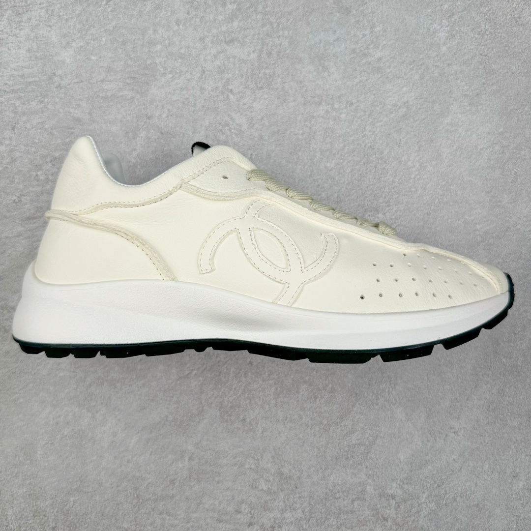 CHANEL 2025C新款早春度假款 采用最新礼盒包装 花纹礼盒包装👏 海外购入原版1-1复刻 【采用进口牛皮➕牛筋TPUD大底增高4CM】 一双舒适的鞋子能给自己减少脚下的劳累 新款Very 百搭 不管是日常穿搭 姐妹聚会 职场通勤 户外运动及各种场合都是可以轻松驾驭 显腿直、修饰脚型、舒服舒适不磨脚、透气性很好、夏天也可以穿、穿上气质拉满上班族也能轻松拥有 尺码：35 36 37 38 39 40-选品中心