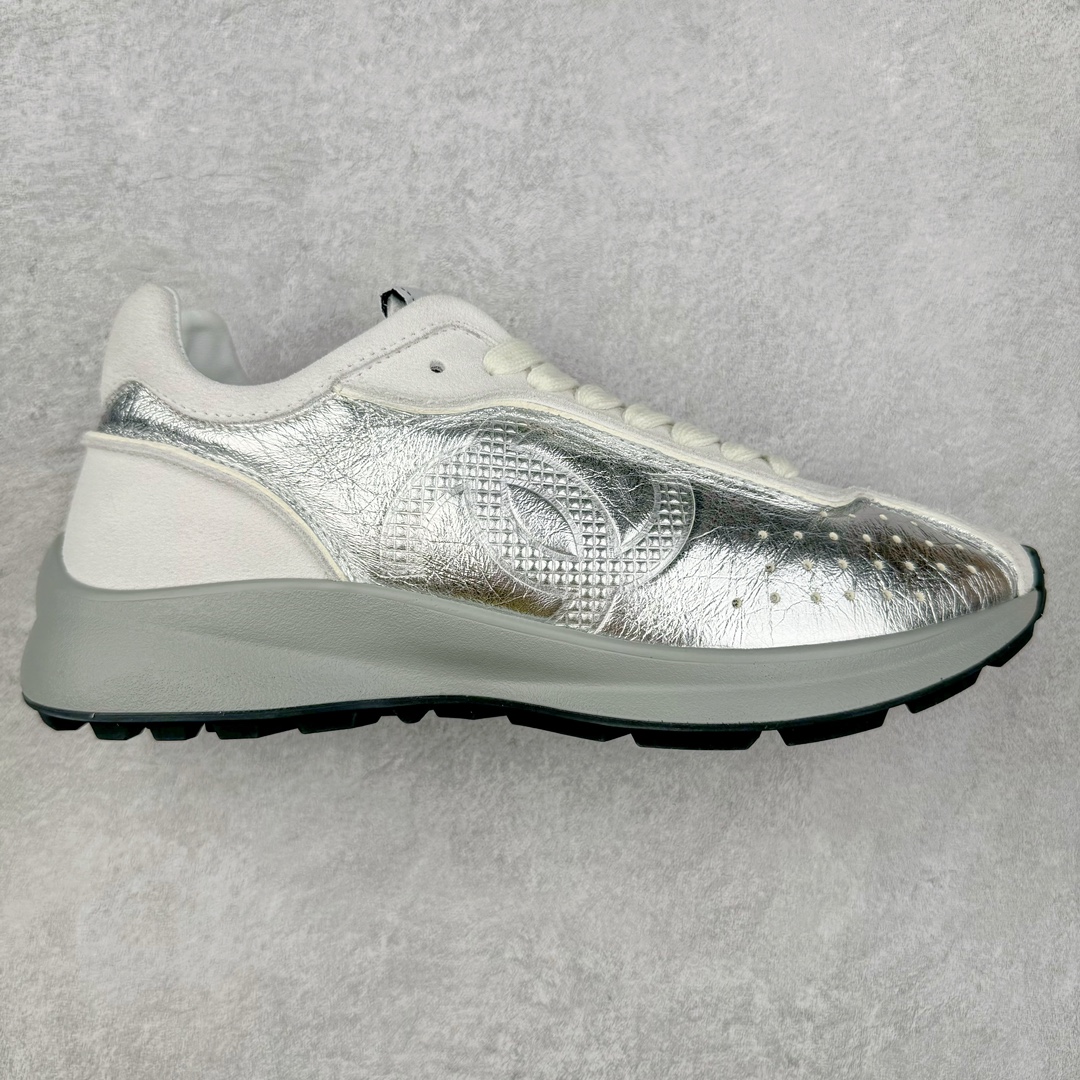 CHANEL 2025C新款早春度假款 采用最新礼盒包装 花纹礼盒包装👏 海外购入原版1-1复刻 【采用进口牛皮➕牛筋TPUD大底增高4CM】 一双舒适的鞋子能给自己减少脚下的劳累 新款Very 百搭 不管是日常穿搭 姐妹聚会 职场通勤 户外运动及各种场合都是可以轻松驾驭 显腿直、修饰脚型、舒服舒适不磨脚、透气性很好、夏天也可以穿、穿上气质拉满上班族也能轻松拥有 尺码：35 36 37 38 39 40-选品中心