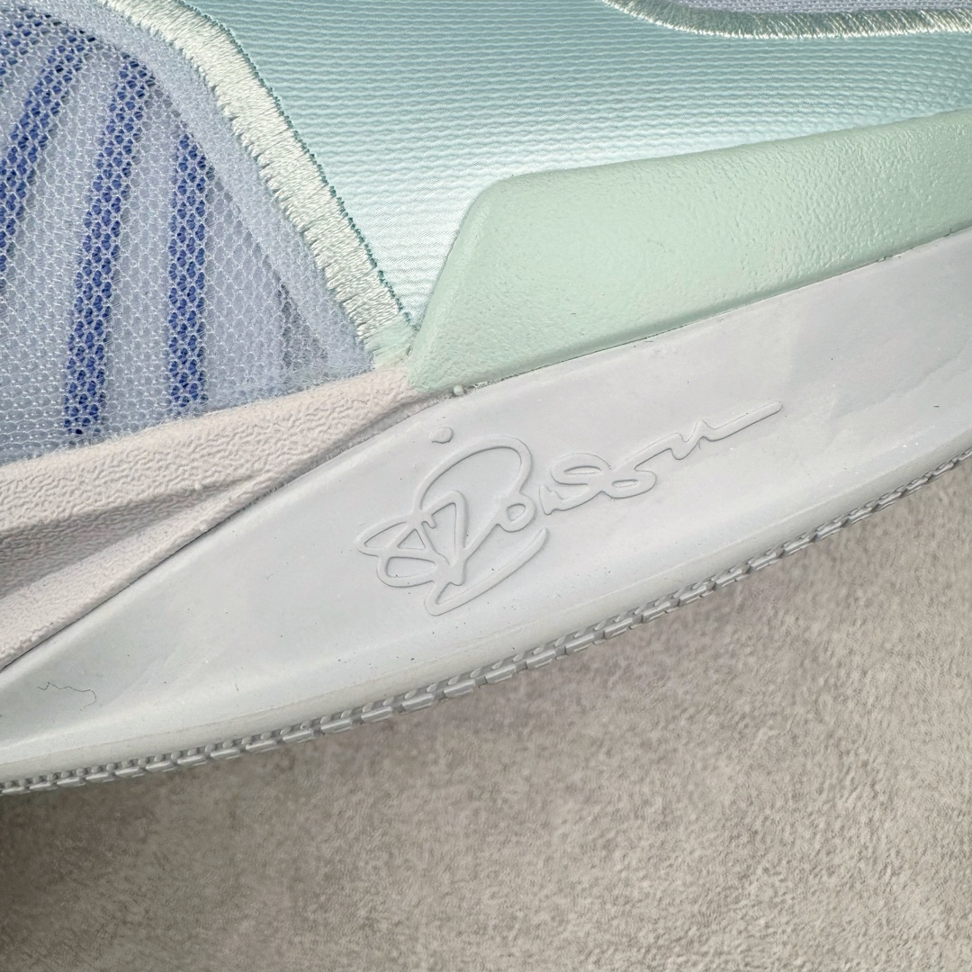 图片[19]-＃Max/灭世 NK Sabrina 2 萨布丽娜二代签名减震防滑低帮篮球鞋 灰蓝白 FZ1517-002 革新登场🌪🔝颠覆革新出货‼️缓震配置独家革新！实战属性直接拉满👊🏻实战天花板上限再度提升！实战亲测-性能体验吊打国产同价位鞋款 ⚫️前掌扇形zoom➕增配中足抗扭片➕增配后掌马蹄ZOOM气垫（正品仅配置前掌扇形zoom） 完美解决 正品抗扭不足问题 ⚫️采用科比5代鞋楦以及龙骨数据打造！前后落差仅6mm！小科5实至名归！ ⚫️鞋身➕鞋头增配高频补强层，提升鞋头以及脚踝支撑性 ⚫️鞋垫采用高弹缓震垫材质-磨合一场直接贴合脚型☑️ ⚫️外底加厚2mm，升级止滑配方，磨合一次，抓地原地起飞 后卫旗舰有且只在灭世纯原（支持市场任意货品正面PK） 真材实料，肉眼可见！革新升级绝非空穴来风！灭世纯原内外兼修，用态度诠释最强实战货品👊🏻 尺码：39-46（尺码建议：标准亚洲楦 无需大半码）-选品中心