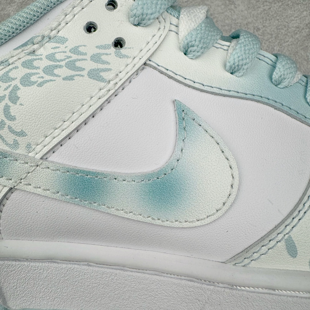 图片[21]-＃YC纯原 NK Dunk Low 御龙青花 DV0833-104 定制系列天花板 无原鞋不开发 全系列得物原鞋一比一校对开发 配色持续更新中 终端对接 优势输出 全套原厂楦头原纸板数据档案倾力打造 原汁原味莞产 极致还原 圈内最强针车工艺 高端零售指定版 广东原厂配套原盒原标 鞋盒分三个尺码段 原厂冲刀 超高清洁度 全鞋零毛边皮料切割 采用原厂百宏鞋带以及原厂百宏织唛舌标 内标可供原厂几率过验 进口原装条纹中底布 四线拉帮白色点胶 原厂拉帮手法遵循公司 原厂电绣 极致还原 尺码：36 36.5 37.5 38 38.5 39 40 40.5 41 42 42.5 43 44-选品中心