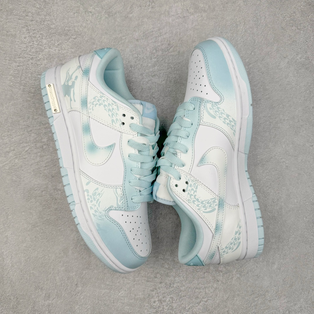 图片[3]-＃YC纯原 NK Dunk Low 御龙青花 DV0833-104 定制系列天花板 无原鞋不开发 全系列得物原鞋一比一校对开发 配色持续更新中 终端对接 优势输出 全套原厂楦头原纸板数据档案倾力打造 原汁原味莞产 极致还原 圈内最强针车工艺 高端零售指定版 广东原厂配套原盒原标 鞋盒分三个尺码段 原厂冲刀 超高清洁度 全鞋零毛边皮料切割 采用原厂百宏鞋带以及原厂百宏织唛舌标 内标可供原厂几率过验 进口原装条纹中底布 四线拉帮白色点胶 原厂拉帮手法遵循公司 原厂电绣 极致还原 尺码：36 36.5 37.5 38 38.5 39 40 40.5 41 42 42.5 43 44-选品中心