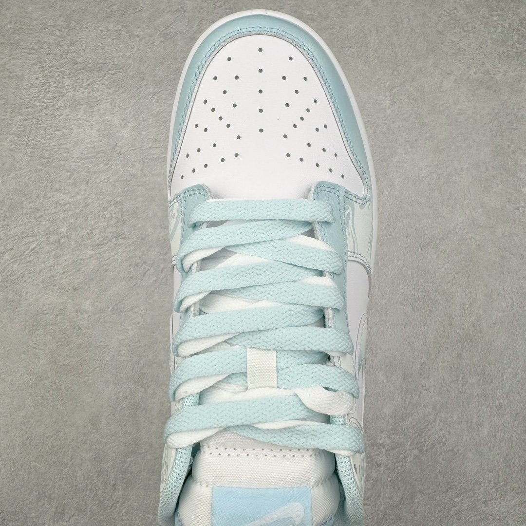 图片[4]-＃YC纯原 NK Dunk Low 御龙青花 DV0833-104 定制系列天花板 无原鞋不开发 全系列得物原鞋一比一校对开发 配色持续更新中 终端对接 优势输出 全套原厂楦头原纸板数据档案倾力打造 原汁原味莞产 极致还原 圈内最强针车工艺 高端零售指定版 广东原厂配套原盒原标 鞋盒分三个尺码段 原厂冲刀 超高清洁度 全鞋零毛边皮料切割 采用原厂百宏鞋带以及原厂百宏织唛舌标 内标可供原厂几率过验 进口原装条纹中底布 四线拉帮白色点胶 原厂拉帮手法遵循公司 原厂电绣 极致还原 尺码：36 36.5 37.5 38 38.5 39 40 40.5 41 42 42.5 43 44-选品中心