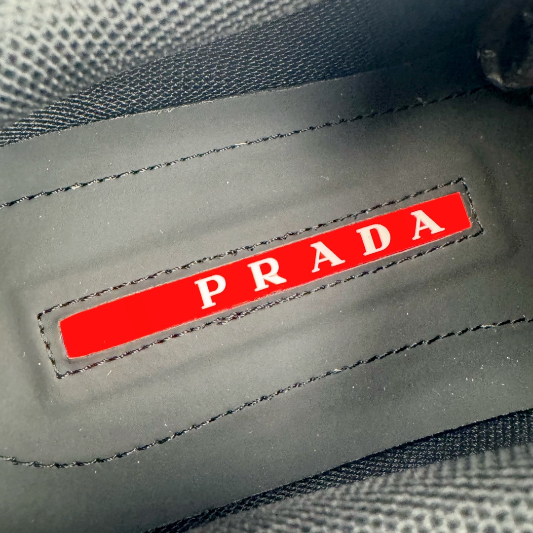 图片[12]-＃纯原 PRADA普拉达 厚底徽标系带运动休闲男鞋系列 广东大厂品质 专柜同步 大气个性更潮更抢眼更追求档次，它将颠覆旧念，与您共度时尚潮人必备! 面料采用原版进口小牛皮 牛皮内里垫脚 橡胶发泡大底 轻便防滑耐磨 脚感舒适 款式耐看做工精细 配以简洁利落的鞋楦 彰显男人的果敢和硬朗 尺码：38-44（皮鞋码）-选品中心