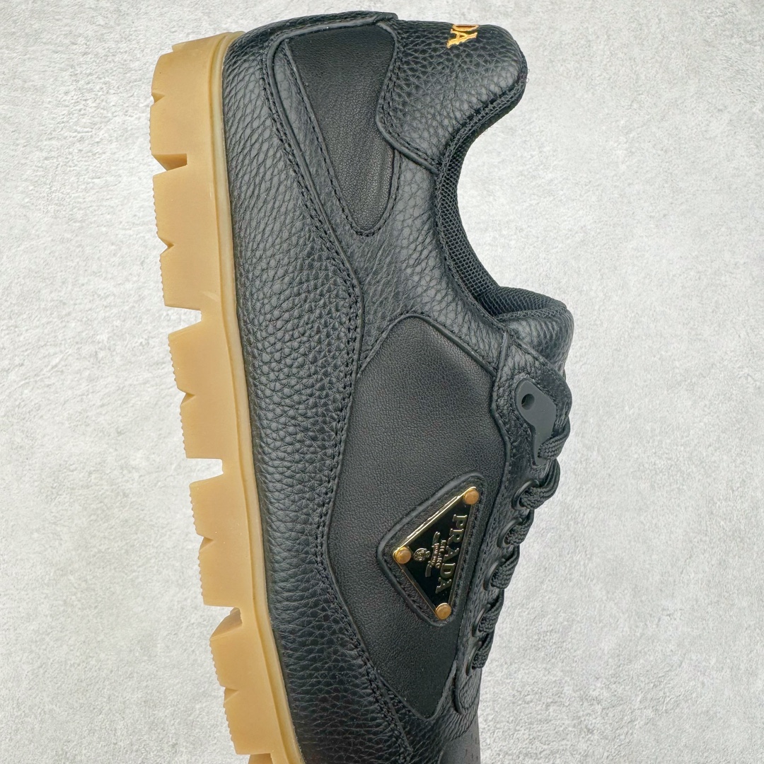 图片[6]-＃纯原 PRADA普拉达 厚底徽标系带运动休闲男鞋系列 广东大厂品质 专柜同步 大气个性更潮更抢眼更追求档次，它将颠覆旧念，与您共度时尚潮人必备! 面料采用原版进口小牛皮 牛皮内里垫脚 橡胶发泡大底 轻便防滑耐磨 脚感舒适 款式耐看做工精细 配以简洁利落的鞋楦 彰显男人的果敢和硬朗 尺码：38-44（皮鞋码）-选品中心