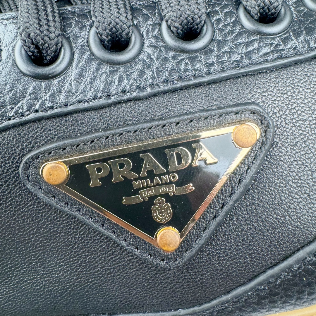 图片[14]-＃纯原 PRADA普拉达 厚底徽标系带运动休闲男鞋系列 广东大厂品质 专柜同步 大气个性更潮更抢眼更追求档次，它将颠覆旧念，与您共度时尚潮人必备! 面料采用原版进口小牛皮 牛皮内里垫脚 橡胶发泡大底 轻便防滑耐磨 脚感舒适 款式耐看做工精细 配以简洁利落的鞋楦 彰显男人的果敢和硬朗 尺码：38-44（皮鞋码）-选品中心