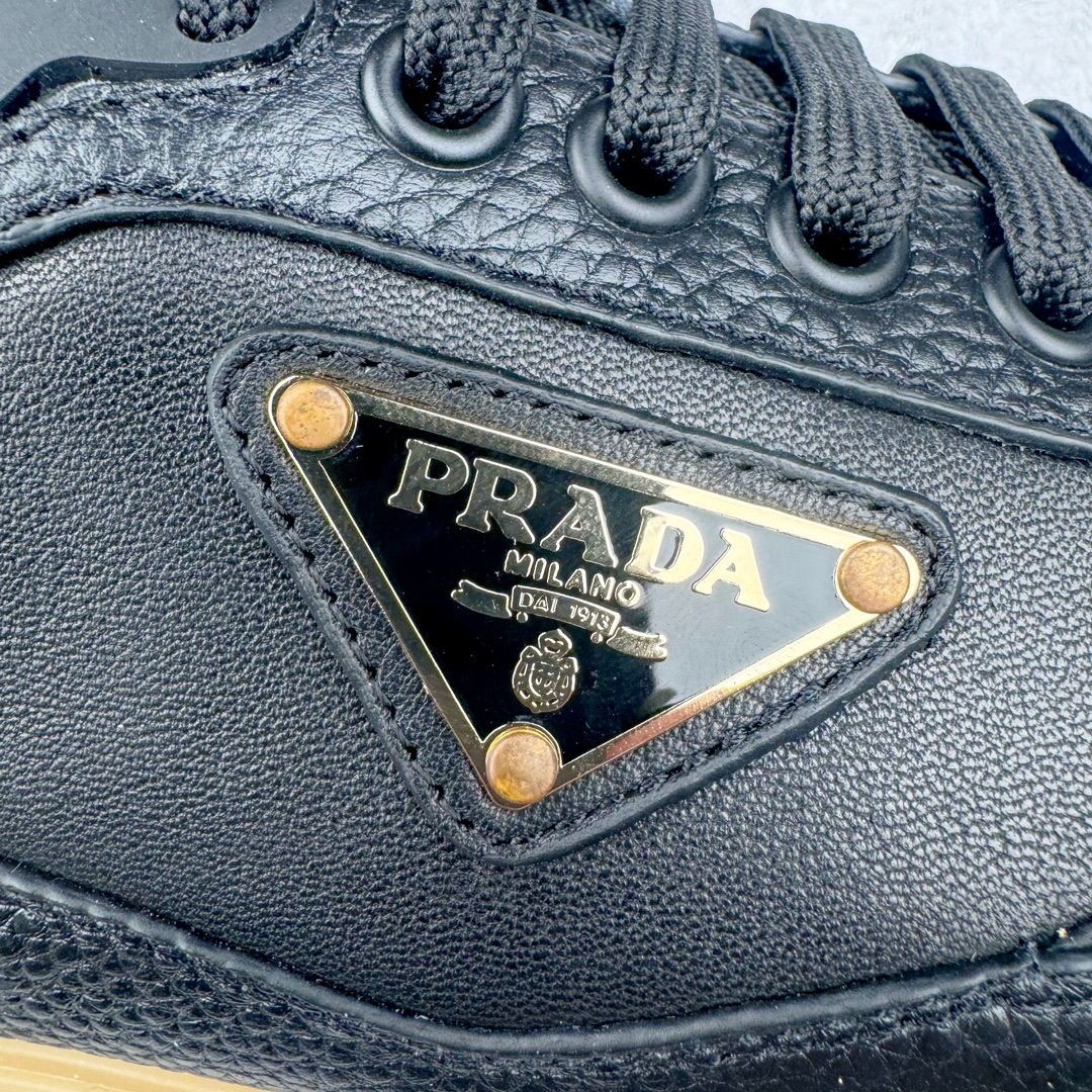 图片[19]-＃纯原 PRADA普拉达 厚底徽标系带运动休闲男鞋系列 广东大厂品质 专柜同步 大气个性更潮更抢眼更追求档次，它将颠覆旧念，与您共度时尚潮人必备! 面料采用原版进口小牛皮 牛皮内里垫脚 橡胶发泡大底 轻便防滑耐磨 脚感舒适 款式耐看做工精细 配以简洁利落的鞋楦 彰显男人的果敢和硬朗 尺码：38-44（皮鞋码）-选品中心