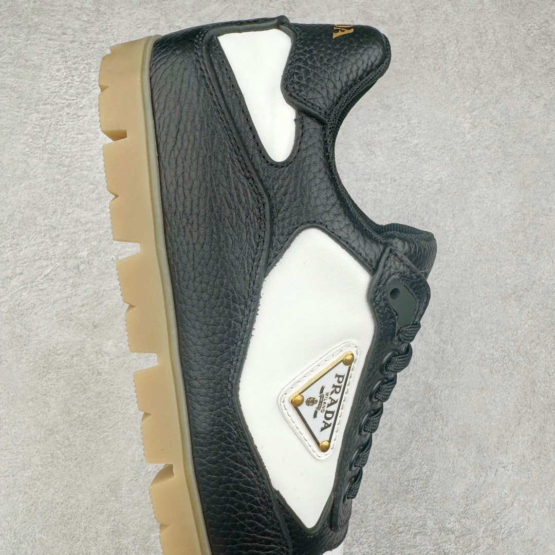 图片[6]-＃纯原 PRADA普拉达 厚底徽标系带运动休闲男鞋系列 广东大厂品质 专柜同步 大气个性更潮更抢眼更追求档次，它将颠覆旧念，与您共度时尚潮人必备! 面料采用原版进口小牛皮 牛皮内里垫脚 橡胶发泡大底 轻便防滑耐磨 脚感舒适 款式耐看做工精细 配以简洁利落的鞋楦 彰显男人的果敢和硬朗 尺码：38-44（皮鞋码）-选品中心