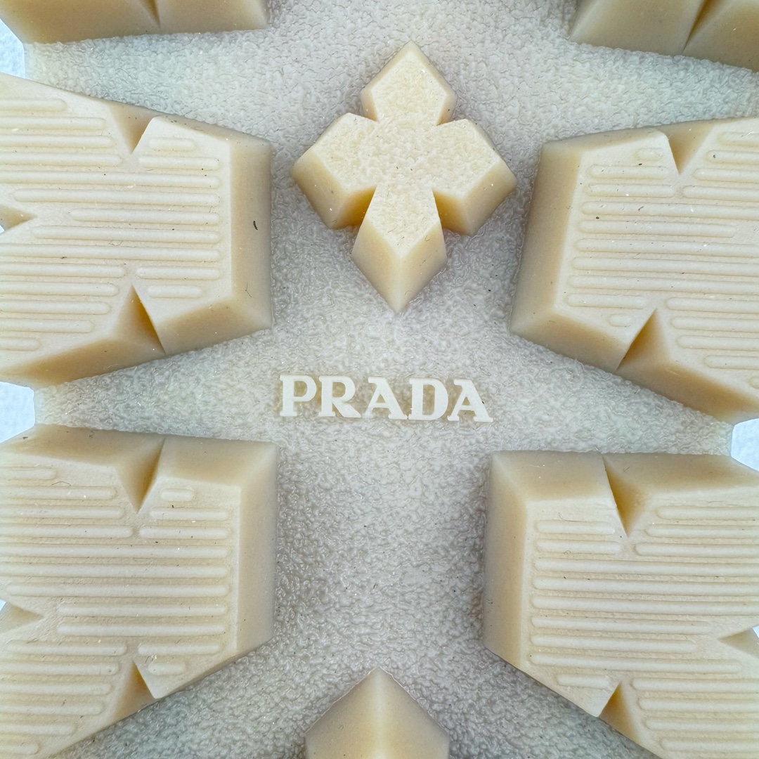 图片[21]-＃纯原 PRADA普拉达 厚底徽标系带运动休闲男鞋系列 广东大厂品质 专柜同步 大气个性更潮更抢眼更追求档次，它将颠覆旧念，与您共度时尚潮人必备! 面料采用原版进口小牛皮 牛皮内里垫脚 橡胶发泡大底 轻便防滑耐磨 脚感舒适 款式耐看做工精细 配以简洁利落的鞋楦 彰显男人的果敢和硬朗 尺码：38-44（皮鞋码）-选品中心