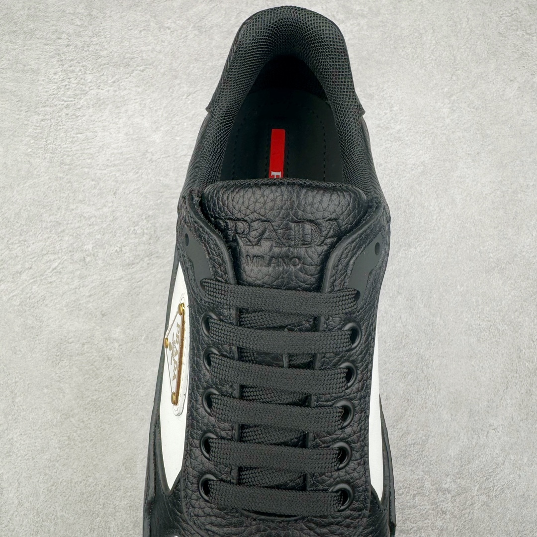 图片[5]-＃纯原 PRADA普拉达 厚底徽标系带运动休闲男鞋系列 广东大厂品质 专柜同步 大气个性更潮更抢眼更追求档次，它将颠覆旧念，与您共度时尚潮人必备! 面料采用原版进口小牛皮 牛皮内里垫脚 橡胶发泡大底 轻便防滑耐磨 脚感舒适 款式耐看做工精细 配以简洁利落的鞋楦 彰显男人的果敢和硬朗 尺码：38-44（皮鞋码）-选品中心