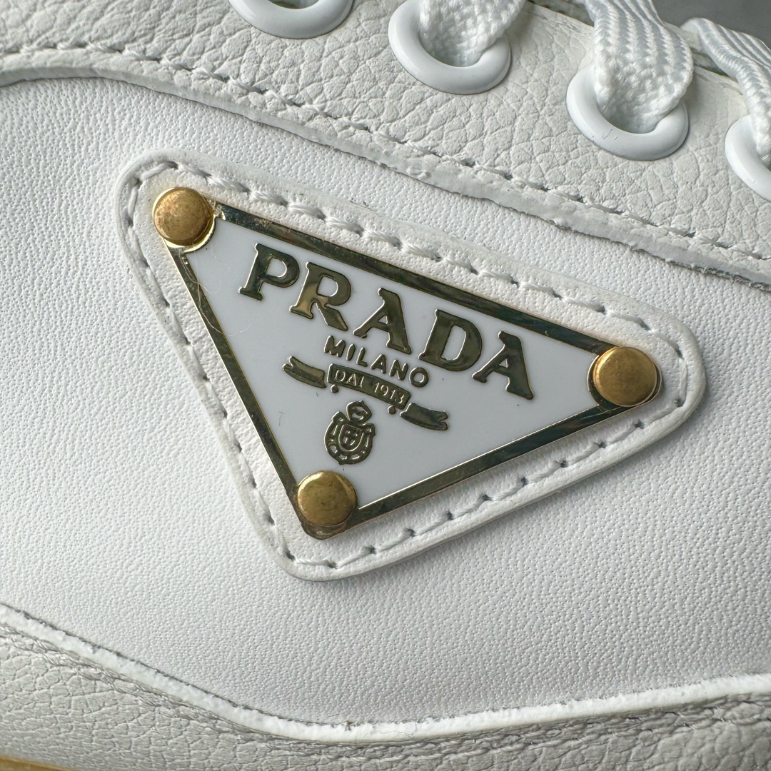 图片[20]-＃纯原 PRADA普拉达 厚底徽标系带运动休闲男鞋系列 广东大厂品质 专柜同步 大气个性更潮更抢眼更追求档次，它将颠覆旧念，与您共度时尚潮人必备! 面料采用原版进口小牛皮 牛皮内里垫脚 橡胶发泡大底 轻便防滑耐磨 脚感舒适 款式耐看做工精细 配以简洁利落的鞋楦 彰显男人的果敢和硬朗 尺码：38-44（皮鞋码）-选品中心