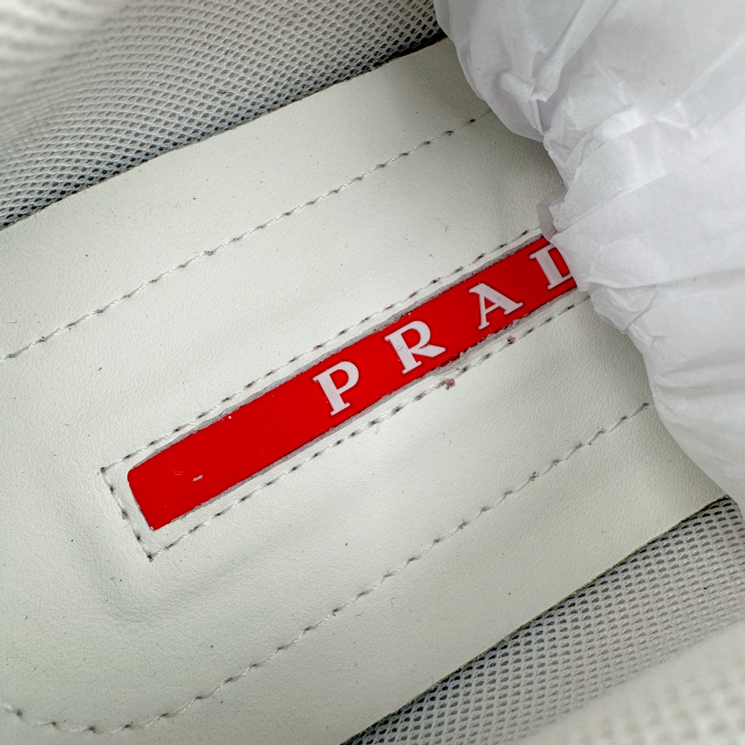 图片[12]-＃纯原 PRADA普拉达 厚底徽标系带运动休闲男鞋系列 广东大厂品质 专柜同步 大气个性更潮更抢眼更追求档次，它将颠覆旧念，与您共度时尚潮人必备! 面料采用原版进口小牛皮 牛皮内里垫脚 橡胶发泡大底 轻便防滑耐磨 脚感舒适 款式耐看做工精细 配以简洁利落的鞋楦 彰显男人的果敢和硬朗 尺码：38-44（皮鞋码）-选品中心