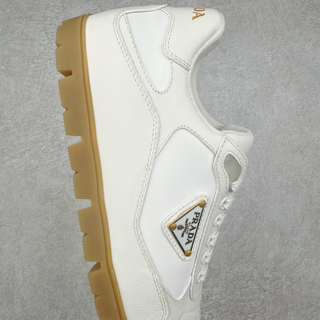 图片[6]-＃纯原 PRADA普拉达 厚底徽标系带运动休闲男鞋系列 广东大厂品质 专柜同步 大气个性更潮更抢眼更追求档次，它将颠覆旧念，与您共度时尚潮人必备! 面料采用原版进口小牛皮 牛皮内里垫脚 橡胶发泡大底 轻便防滑耐磨 脚感舒适 款式耐看做工精细 配以简洁利落的鞋楦 彰显男人的果敢和硬朗 尺码：38-44（皮鞋码）-选品中心