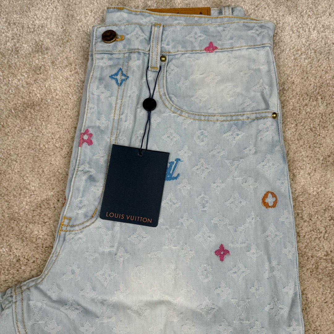 图片[16]-＃GD广顶 LOUIS VUITTON x Tyler FW24 lv联名Logo字母印花纽扣口袋牛仔裤 蓝色 官网价：16600￥（1789B）面料采用【7s*7s斜纹全棉牛仔布】全部采用【新棉纱线织布】新棉织的布相比回纺棉的后期漂白后手感挺括 肌理感强且白度跟原版保持一致 不会掺杂蓝色底色色花 彩色花朵纱线采用【600D低弹丝】参照原版订染300D纱线颜色 后期【两根纱线加捻合股成600D粗细】【高速剑杆机】织生胚数原版经纬密度 全部足支数织布 不偷减密度降低成本 后面洗水漂浅颜色后不会出现市场普通版本的在提花字母有明显横档横条效果 整款裤子取片位置【完全还原Y版彩色花字母】后袋【取还原花】后担干左右两片【水平字母对花】腰头【取定位花且对版带彩色花朵】各种细节效果拉满请看对比图 裤子洗水采用【活氧水漂白】【总共漂洗两次】确保白度达标 后期【手工喷马骝涂白局部位置】【自然挂干】控制缩率尺寸 洗水成品拆后袋 模板机车牛皮【二层皮压花章仔】配套【古金色工字扣】尺码：30 31 32 33-选品中心